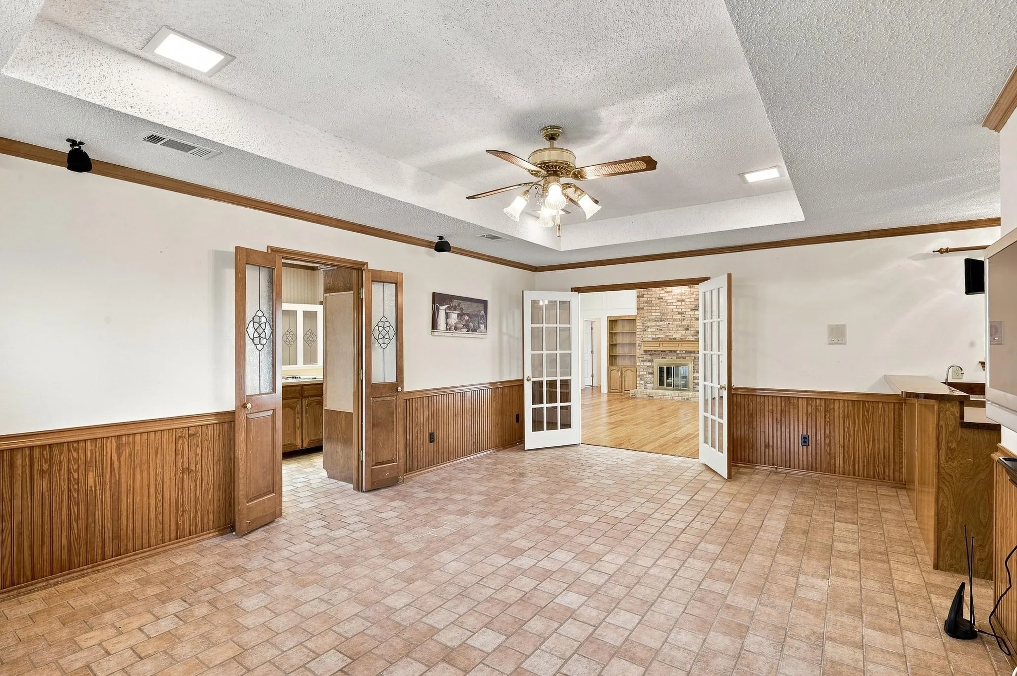 Game room w/wet bar