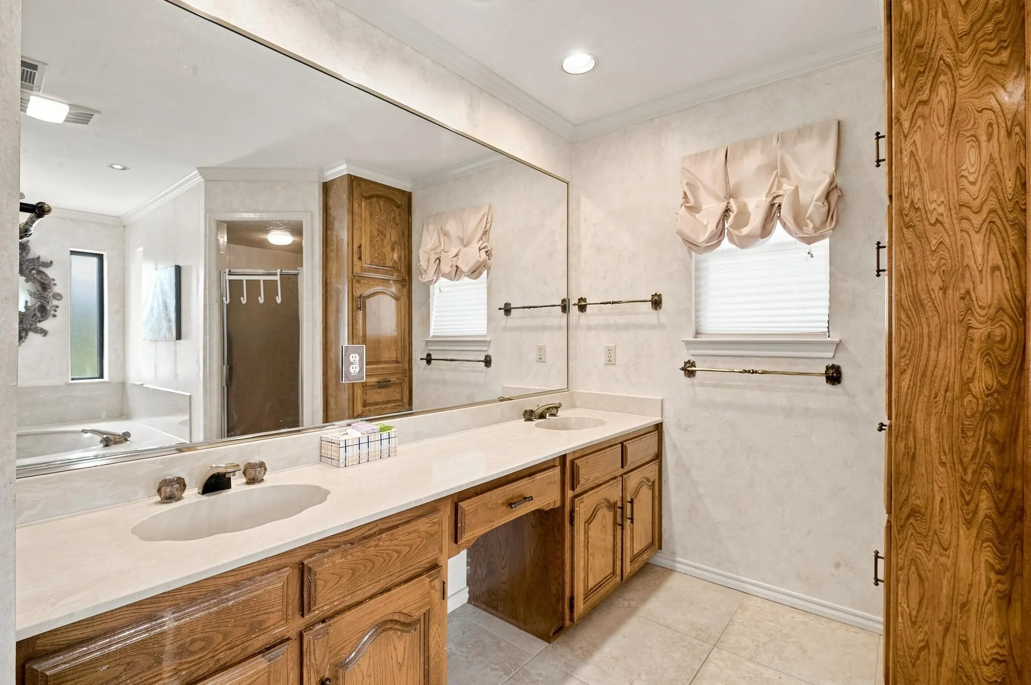 Primary Bath w/ duel sinks