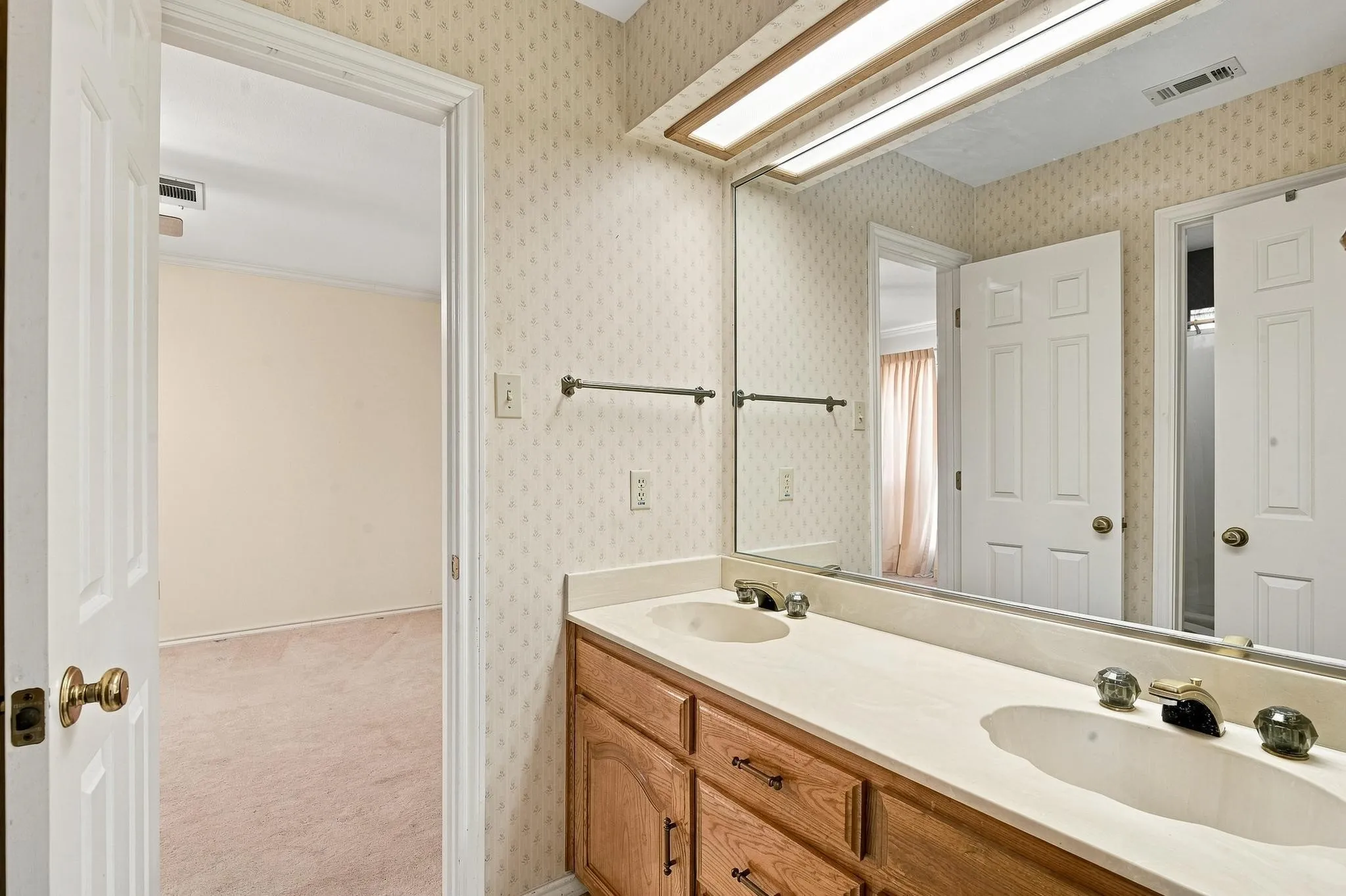 Bathroom w/ duel sinks between bedrooms