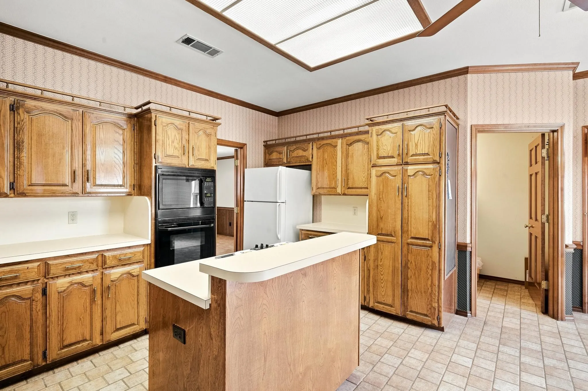 Kitchen w/fridge