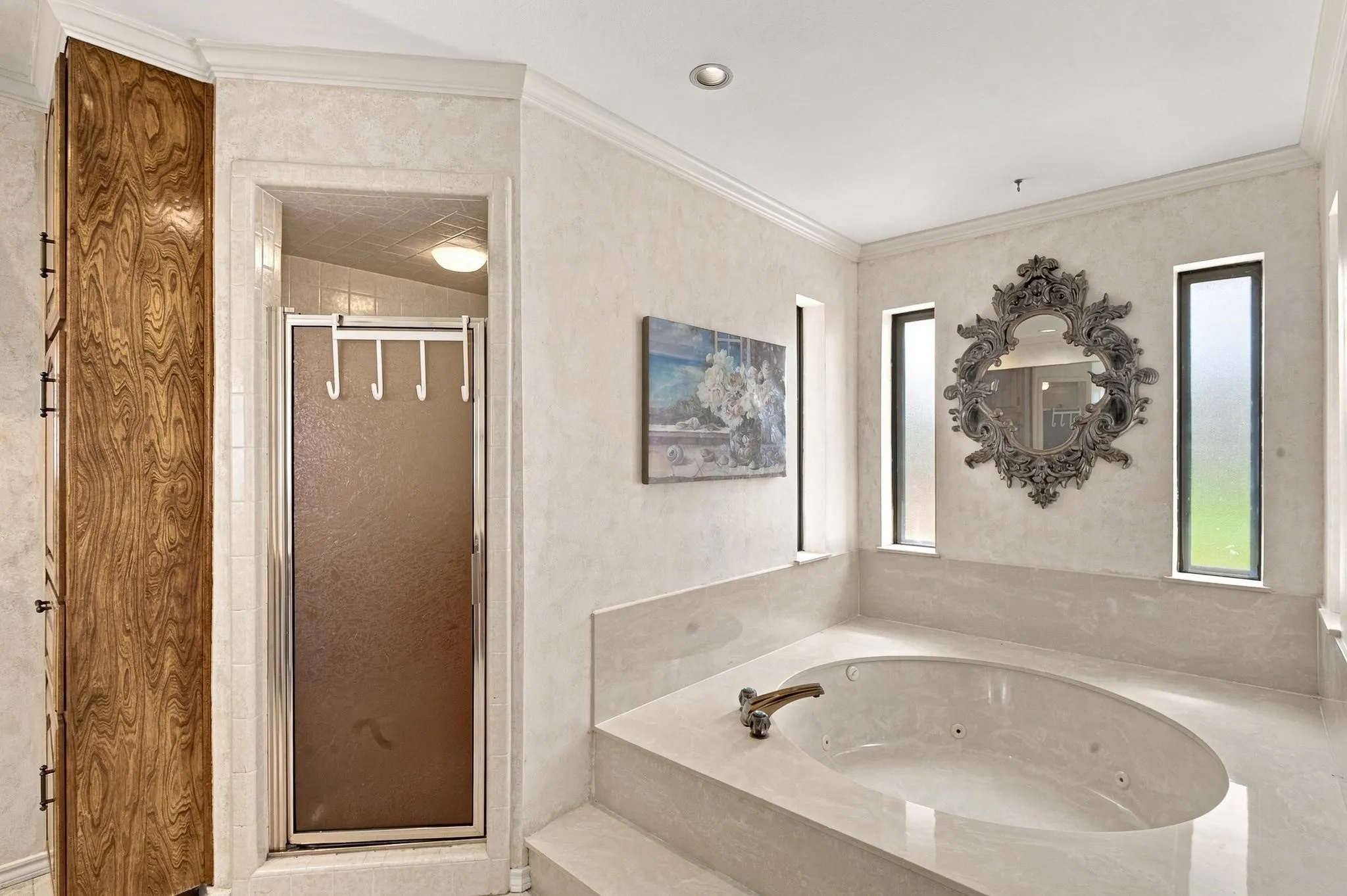 Primary Bath w/jetted tub & shower