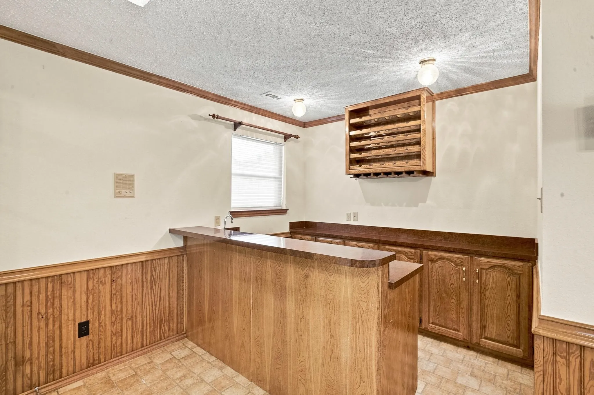 Game room w/wet bar