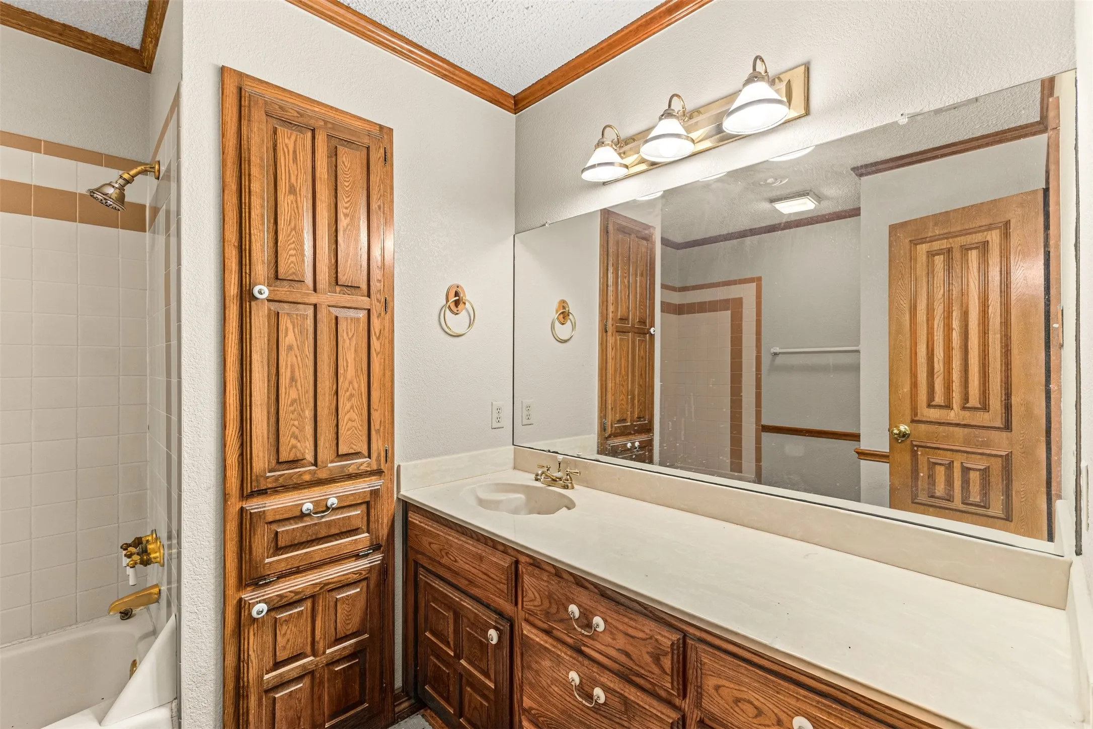 Single Family Residence For Sale in Dallas County , 1190 Whispering Oaks Drive, De Soto, Texas 75115, 3 Bedroom, 4 Bathroom, 2 Garage spaces, 3,437 Sqft, built in 1984, mls#21325712, Real Estate Agent in De Soto, Homes For Sale in Dallas county, Homes For Sale in De Soto, Realtor in De Soto Texas, Real Estate Brokerage Independent Realty Texas, Luminita Cordes Realtor