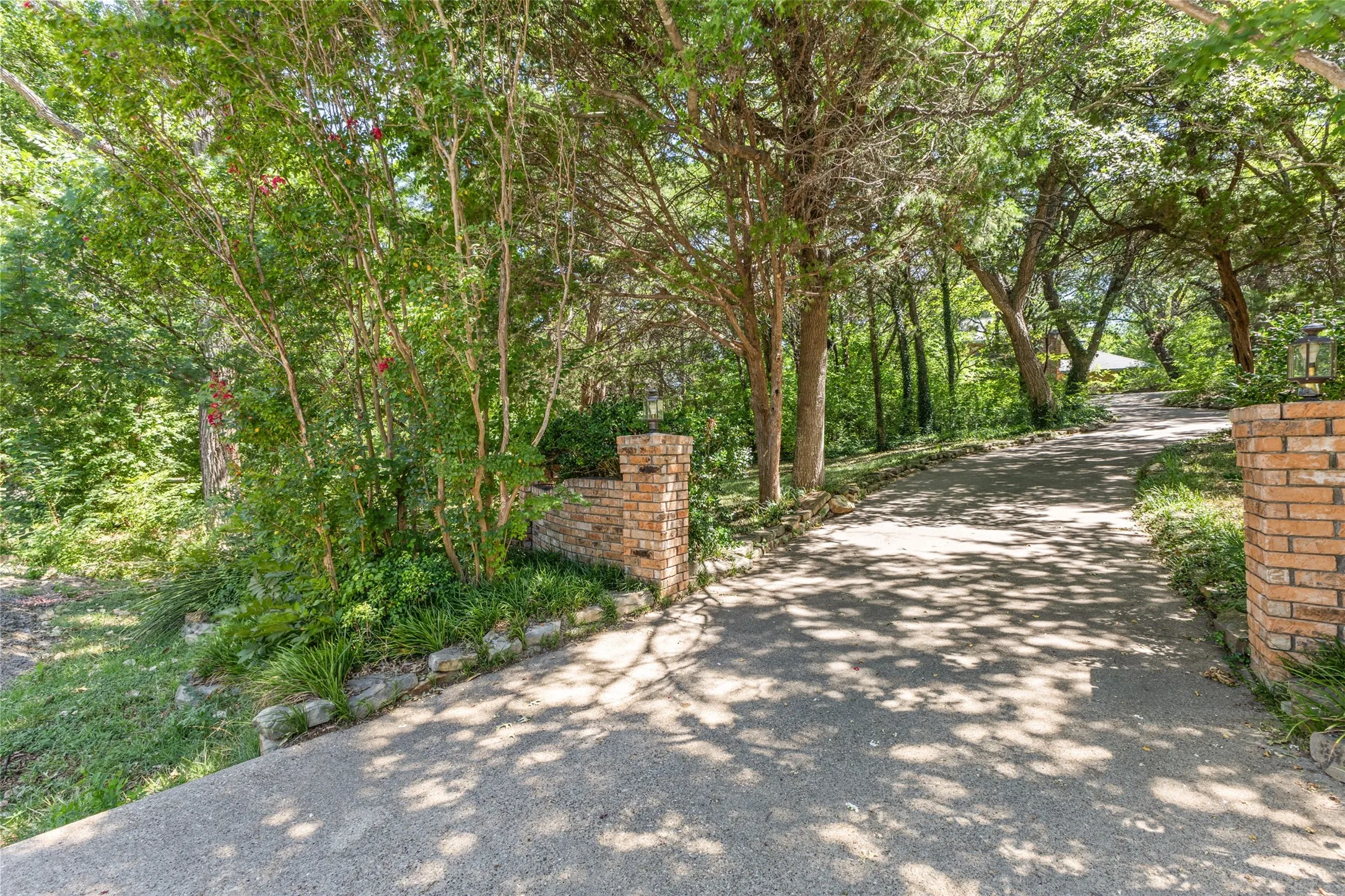 Single Family Residence For Sale in Dallas County , 1190 Whispering Oaks Drive, De Soto, Texas 75115, 3 Bedroom, 4 Bathroom, 2 Garage spaces, 3,437 Sqft, built in 1984, mls#21325712, Real Estate Agent in De Soto, Homes For Sale in Dallas county, Homes For Sale in De Soto, Realtor in De Soto Texas, Real Estate Brokerage Independent Realty Texas, Luminita Cordes Realtor