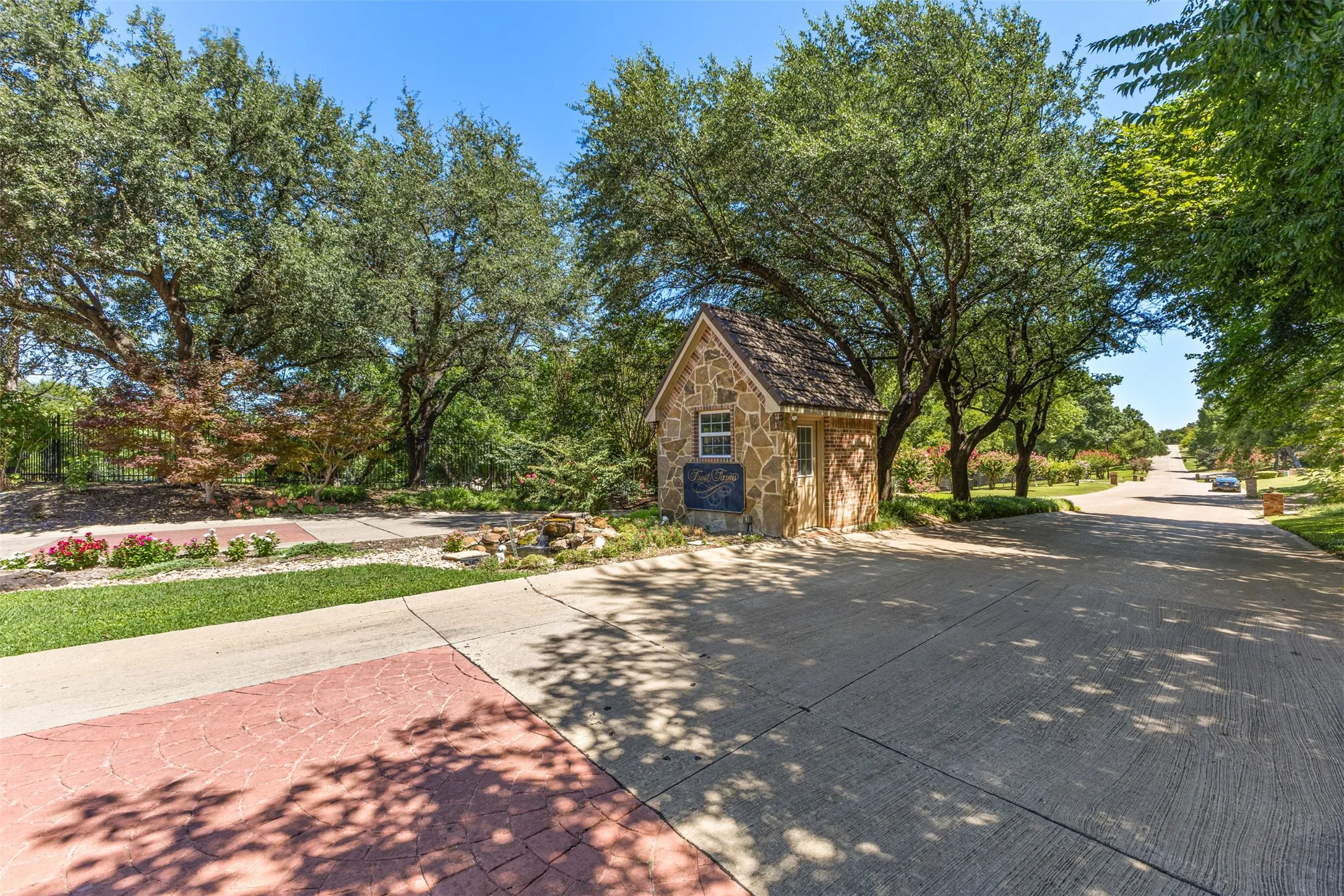 Single Family Residence For Sale in Dallas County , 1190 Whispering Oaks Drive, De Soto, Texas 75115, 3 Bedroom, 4 Bathroom, 2 Garage spaces, 3,437 Sqft, built in 1984, mls#21325712, Real Estate Agent in De Soto, Homes For Sale in Dallas county, Homes For Sale in De Soto, Realtor in De Soto Texas, Real Estate Brokerage Independent Realty Texas, Luminita Cordes Realtor