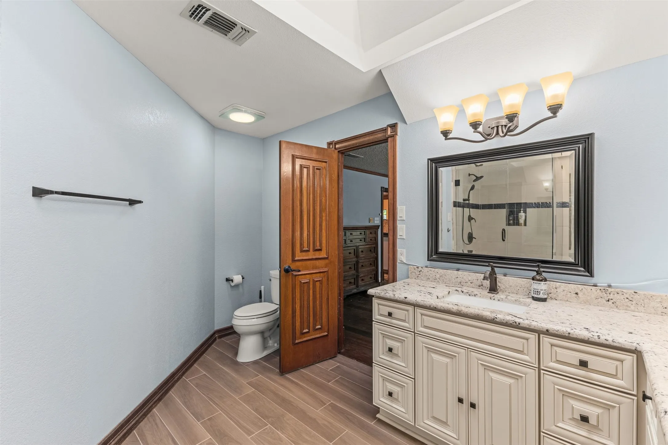 Single Family Residence For Sale in Dallas County , 1190 Whispering Oaks Drive, De Soto, Texas 75115, 3 Bedroom, 4 Bathroom, 2 Garage spaces, 3,437 Sqft, built in 1984, mls#21325712, Real Estate Agent in De Soto, Homes For Sale in Dallas county, Homes For Sale in De Soto, Realtor in De Soto Texas, Real Estate Brokerage Independent Realty Texas, Luminita Cordes Realtor