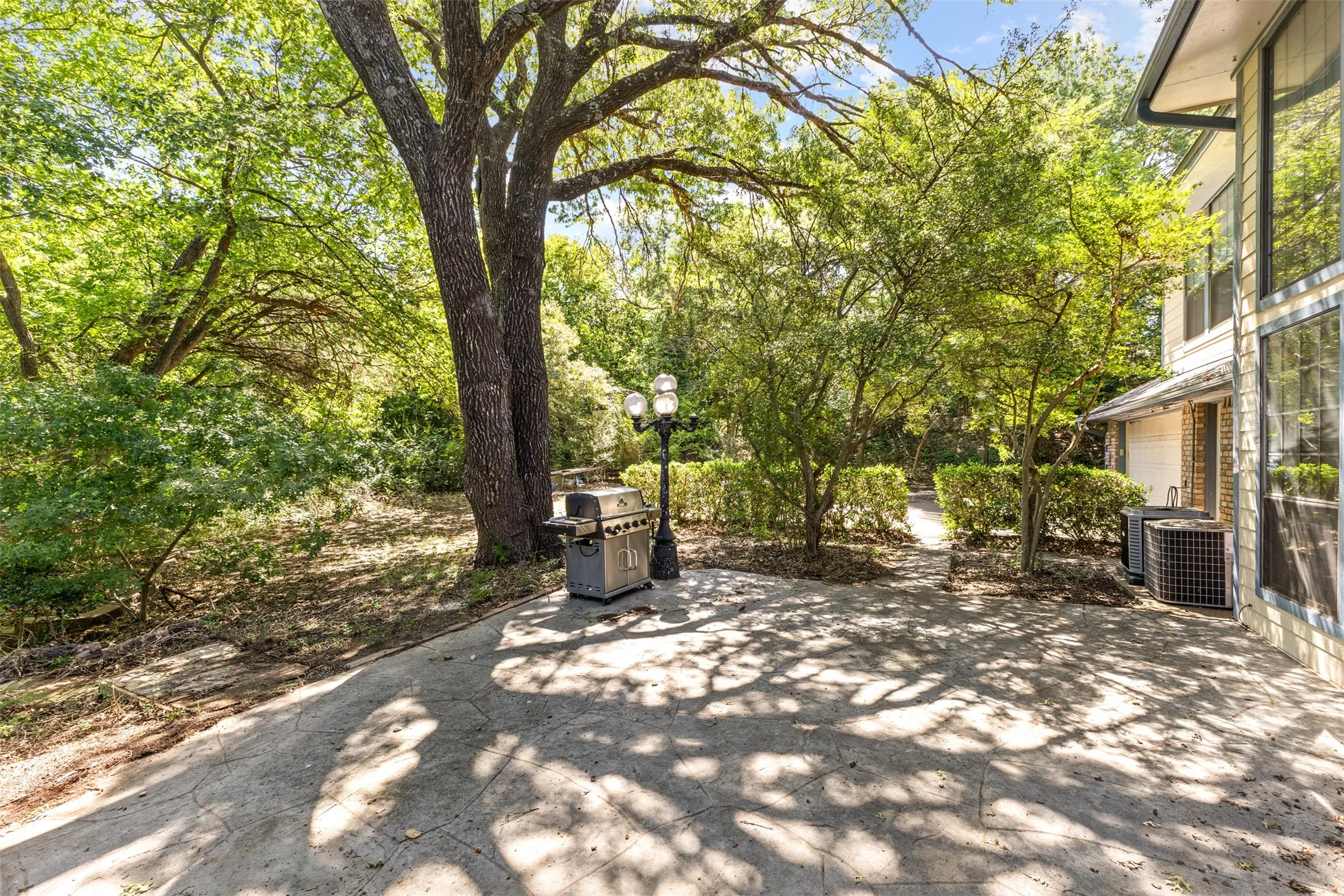 Single Family Residence For Sale in Dallas County , 1190 Whispering Oaks Drive, De Soto, Texas 75115, 3 Bedroom, 4 Bathroom, 2 Garage spaces, 3,437 Sqft, built in 1984, mls#21325712, Real Estate Agent in De Soto, Homes For Sale in Dallas county, Homes For Sale in De Soto, Realtor in De Soto Texas, Real Estate Brokerage Independent Realty Texas, Luminita Cordes Realtor