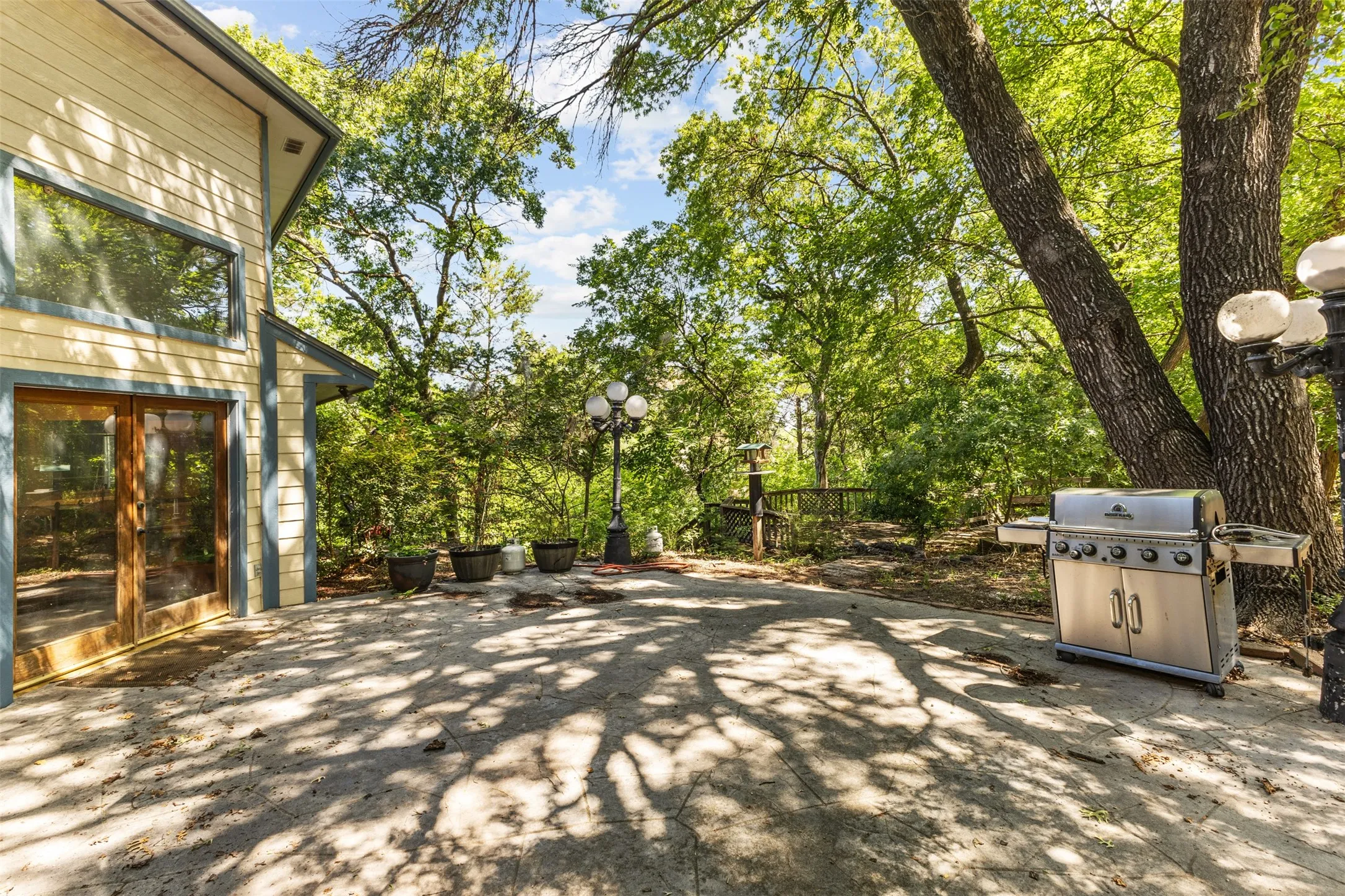 Single Family Residence For Sale in Dallas County , 1190 Whispering Oaks Drive, De Soto, Texas 75115, 3 Bedroom, 4 Bathroom, 2 Garage spaces, 3,437 Sqft, built in 1984, mls#21325712, Real Estate Agent in De Soto, Homes For Sale in Dallas county, Homes For Sale in De Soto, Realtor in De Soto Texas, Real Estate Brokerage Independent Realty Texas, Luminita Cordes Realtor