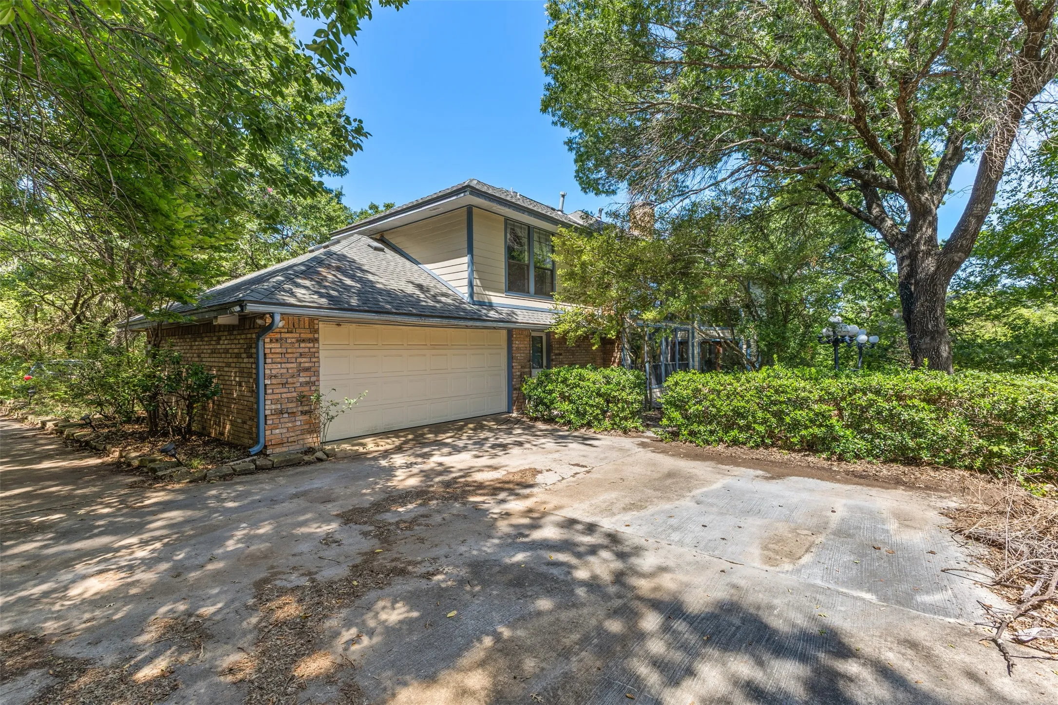 Single Family Residence For Sale in Dallas County , 1190 Whispering Oaks Drive, De Soto, Texas 75115, 3 Bedroom, 4 Bathroom, 2 Garage spaces, 3,437 Sqft, built in 1984, mls#21325712, Real Estate Agent in De Soto, Homes For Sale in Dallas county, Homes For Sale in De Soto, Realtor in De Soto Texas, Real Estate Brokerage Independent Realty Texas, Luminita Cordes Realtor