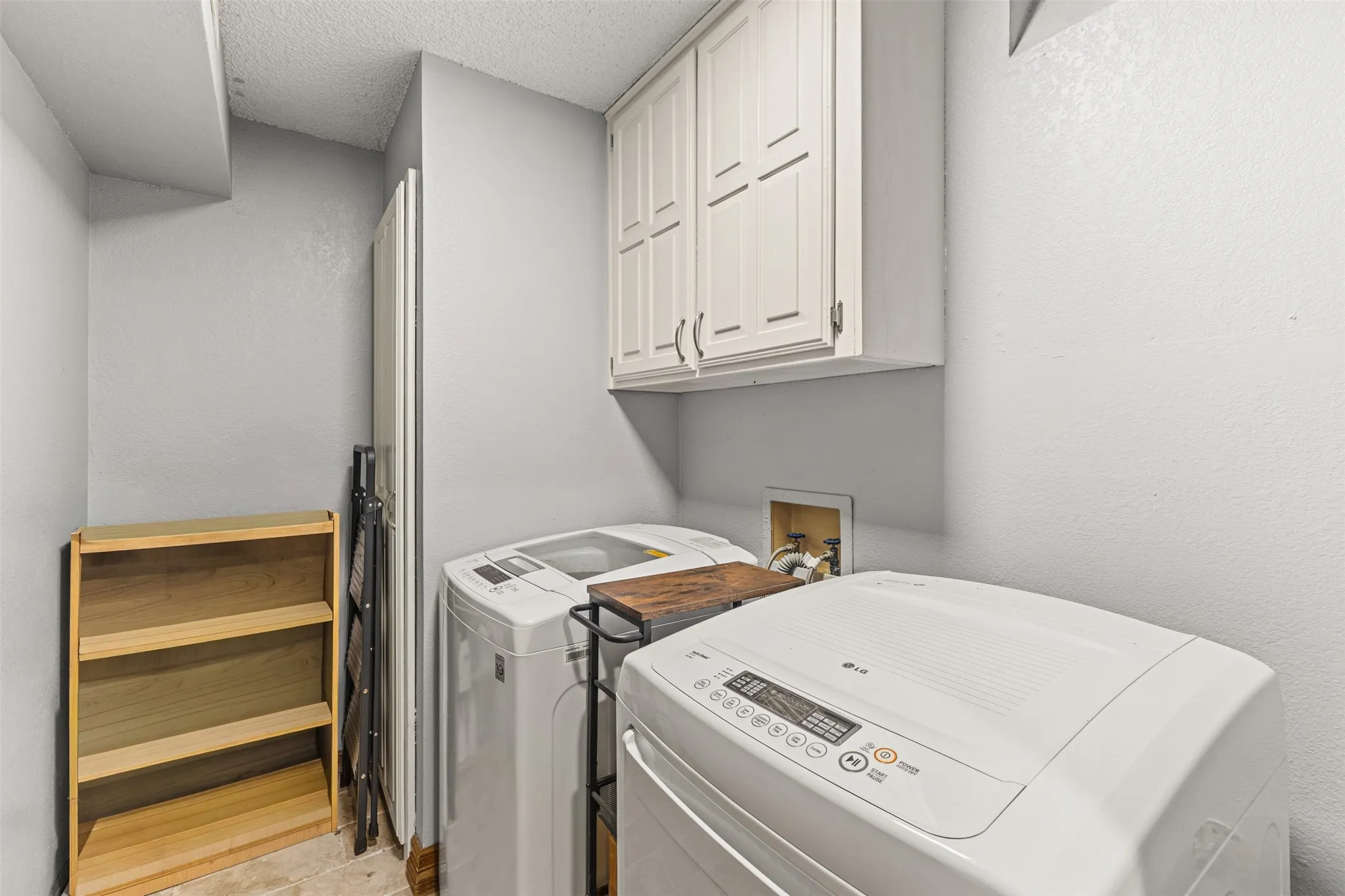 Single Family Residence For Sale in Dallas County , 1190 Whispering Oaks Drive, De Soto, Texas 75115, 3 Bedroom, 4 Bathroom, 2 Garage spaces, 3,437 Sqft, built in 1984, mls#21325712, Real Estate Agent in De Soto, Homes For Sale in Dallas county, Homes For Sale in De Soto, Realtor in De Soto Texas, Real Estate Brokerage Independent Realty Texas, Luminita Cordes Realtor