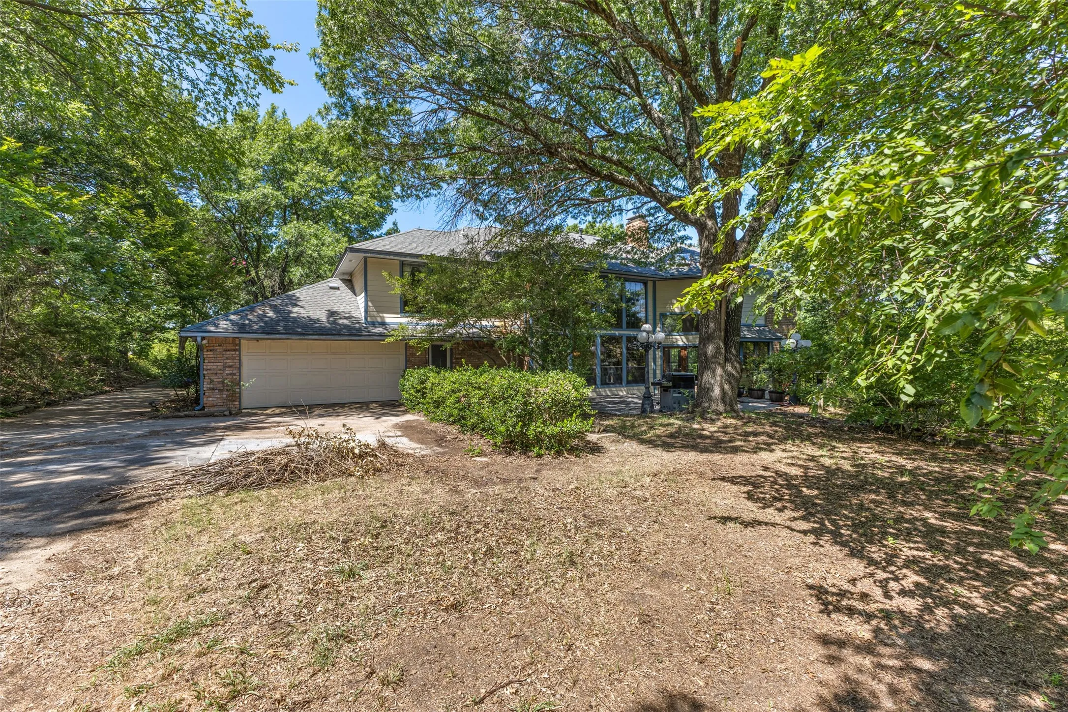 Single Family Residence For Sale in Dallas County , 1190 Whispering Oaks Drive, De Soto, Texas 75115, 3 Bedroom, 4 Bathroom, 2 Garage spaces, 3,437 Sqft, built in 1984, mls#21325712, Real Estate Agent in De Soto, Homes For Sale in Dallas county, Homes For Sale in De Soto, Realtor in De Soto Texas, Real Estate Brokerage Independent Realty Texas, Luminita Cordes Realtor
