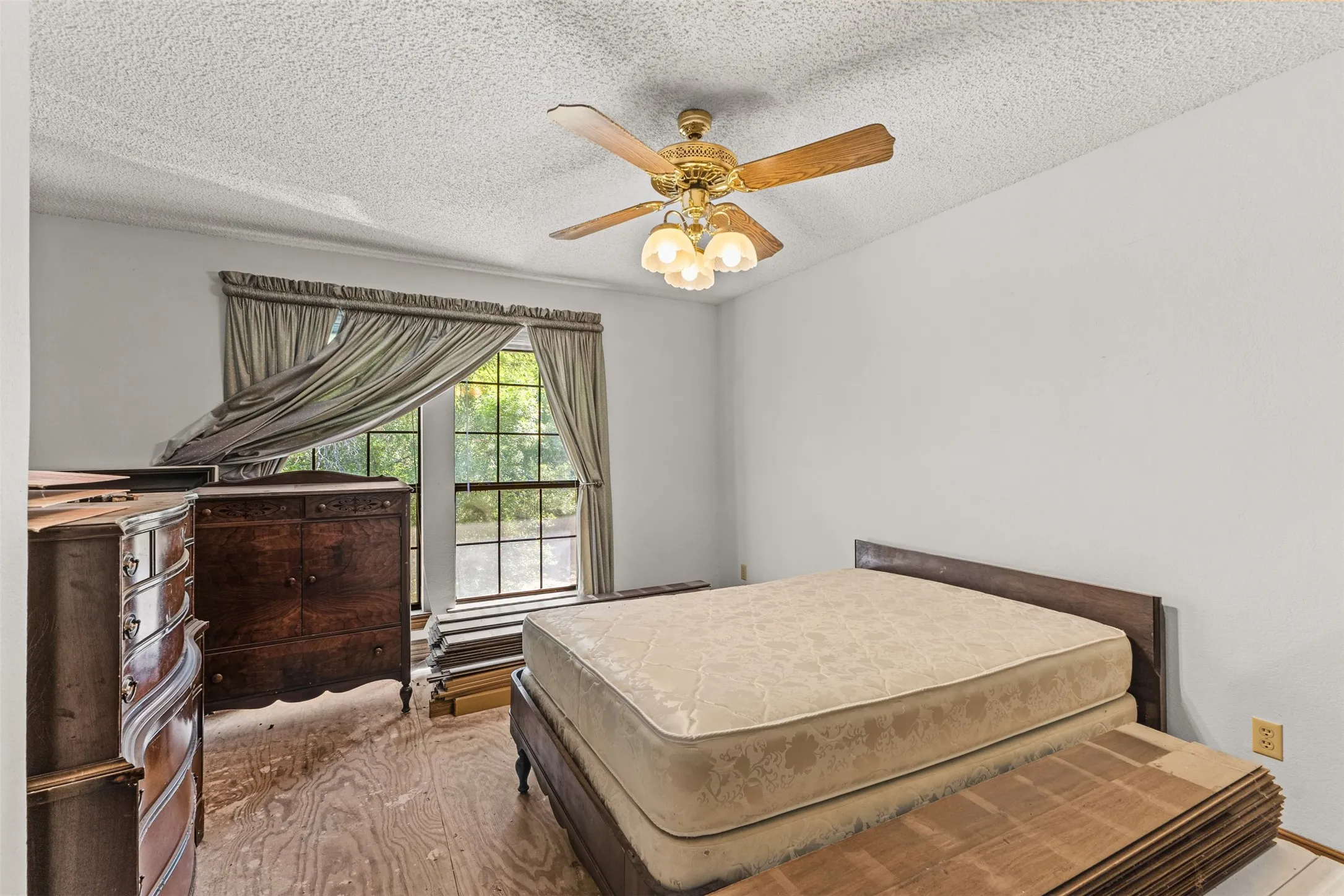 Single Family Residence For Sale in Dallas County , 1190 Whispering Oaks Drive, De Soto, Texas 75115, 3 Bedroom, 4 Bathroom, 2 Garage spaces, 3,437 Sqft, built in 1984, mls#21325712, Real Estate Agent in De Soto, Homes For Sale in Dallas county, Homes For Sale in De Soto, Realtor in De Soto Texas, Real Estate Brokerage Independent Realty Texas, Luminita Cordes Realtor