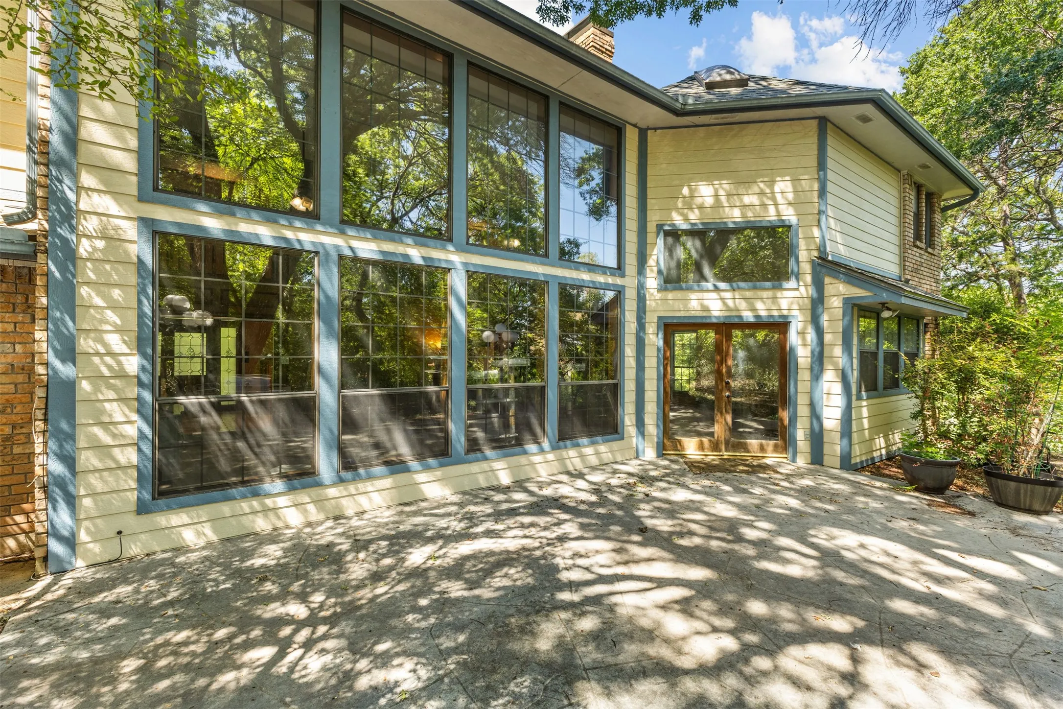 Single Family Residence For Sale in Dallas County , 1190 Whispering Oaks Drive, De Soto, Texas 75115, 3 Bedroom, 4 Bathroom, 2 Garage spaces, 3,437 Sqft, built in 1984, mls#21325712, Real Estate Agent in De Soto, Homes For Sale in Dallas county, Homes For Sale in De Soto, Realtor in De Soto Texas, Real Estate Brokerage Independent Realty Texas, Luminita Cordes Realtor