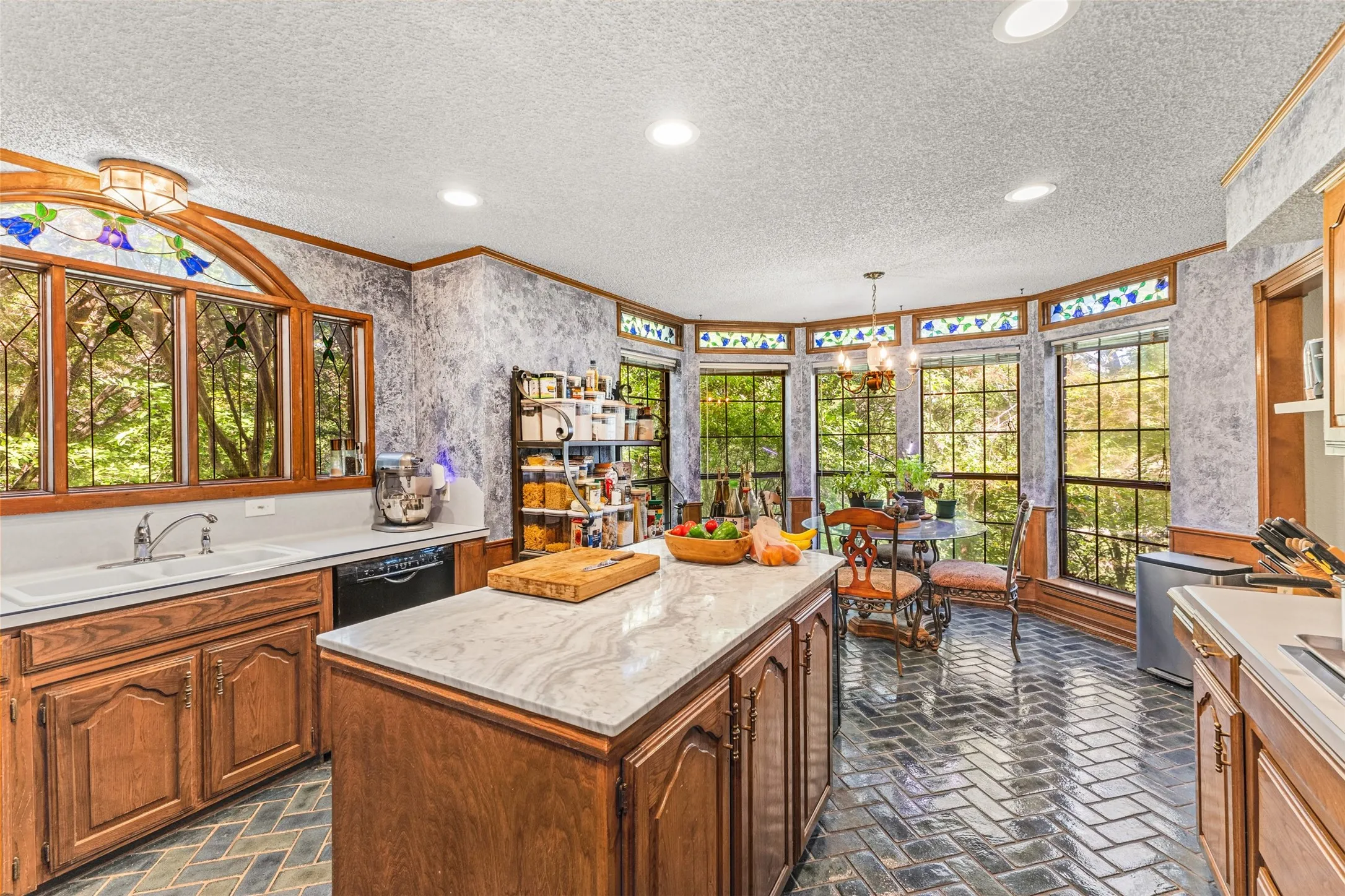 Single Family Residence For Sale in Dallas County , 1190 Whispering Oaks Drive, De Soto, Texas 75115, 3 Bedroom, 4 Bathroom, 2 Garage spaces, 3,437 Sqft, built in 1984, mls#21325712, Real Estate Agent in De Soto, Homes For Sale in Dallas county, Homes For Sale in De Soto, Realtor in De Soto Texas, Real Estate Brokerage Independent Realty Texas, Luminita Cordes Realtor