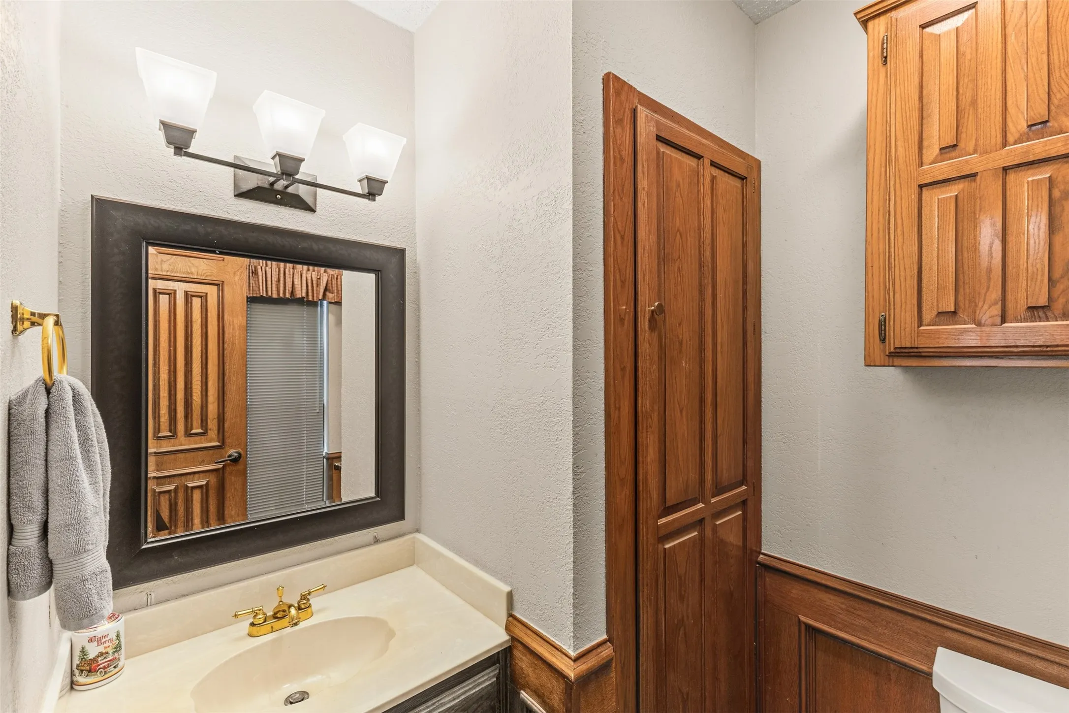 Single Family Residence For Sale in Dallas County , 1190 Whispering Oaks Drive, De Soto, Texas 75115, 3 Bedroom, 4 Bathroom, 2 Garage spaces, 3,437 Sqft, built in 1984, mls#21325712, Real Estate Agent in De Soto, Homes For Sale in Dallas county, Homes For Sale in De Soto, Realtor in De Soto Texas, Real Estate Brokerage Independent Realty Texas, Luminita Cordes Realtor