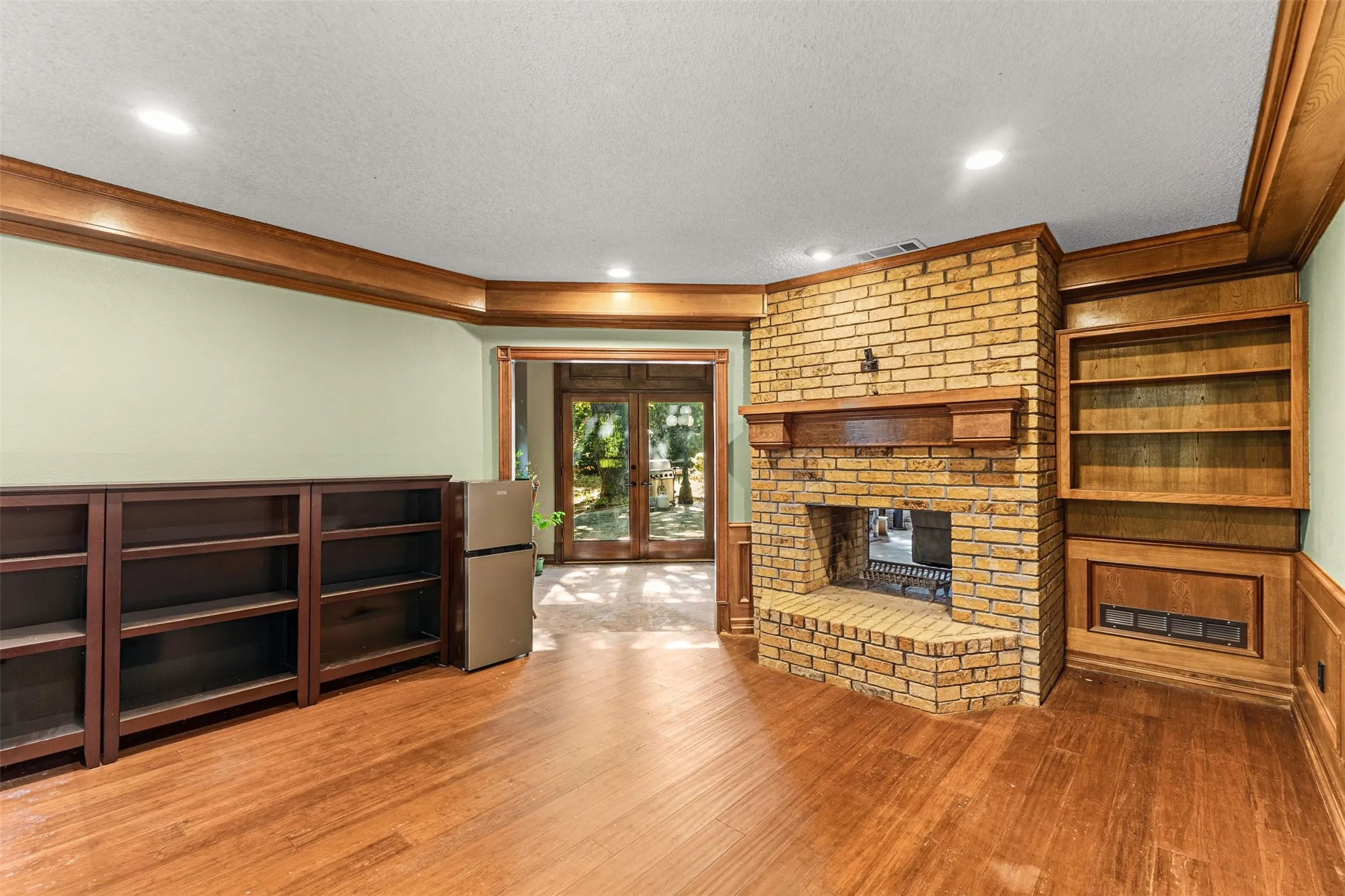 Single Family Residence For Sale in Dallas County , 1190 Whispering Oaks Drive, De Soto, Texas 75115, 3 Bedroom, 4 Bathroom, 2 Garage spaces, 3,437 Sqft, built in 1984, mls#21325712, Real Estate Agent in De Soto, Homes For Sale in Dallas county, Homes For Sale in De Soto, Realtor in De Soto Texas, Real Estate Brokerage Independent Realty Texas, Luminita Cordes Realtor