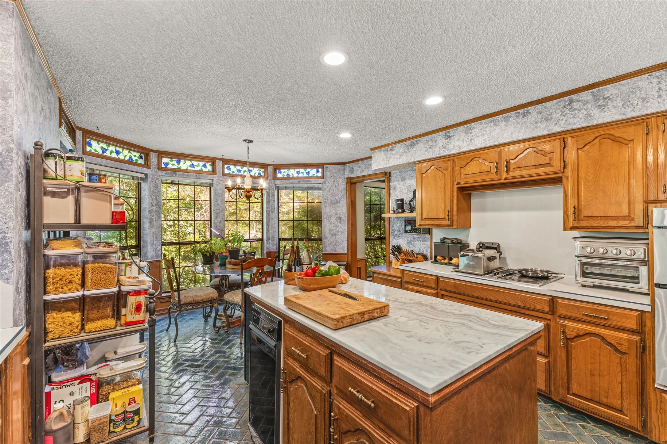 Single Family Residence For Sale in Dallas County , 1190 Whispering Oaks Drive, De Soto, Texas 75115, 3 Bedroom, 4 Bathroom, 2 Garage spaces, 3,437 Sqft, built in 1984, mls#21325712, Real Estate Agent in De Soto, Homes For Sale in Dallas county, Homes For Sale in De Soto, Realtor in De Soto Texas, Real Estate Brokerage Independent Realty Texas, Luminita Cordes Realtor