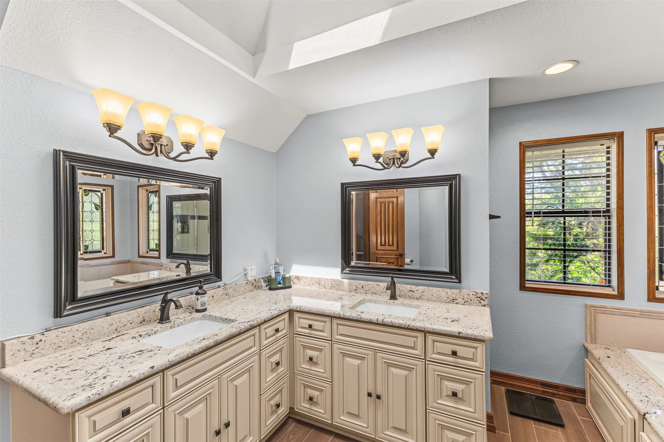 Single Family Residence For Sale in Dallas County , 1190 Whispering Oaks Drive, De Soto, Texas 75115, 3 Bedroom, 4 Bathroom, 2 Garage spaces, 3,437 Sqft, built in 1984, mls#21325712, Real Estate Agent in De Soto, Homes For Sale in Dallas county, Homes For Sale in De Soto, Realtor in De Soto Texas, Real Estate Brokerage Independent Realty Texas, Luminita Cordes Realtor