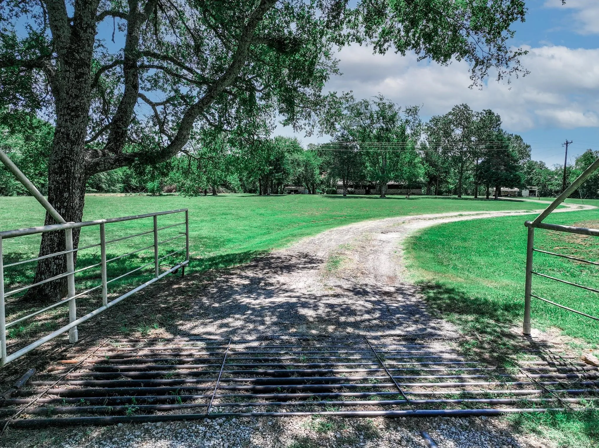 Farm For Sale in Hunt County , 2341 FM 2649, Lone Oak, Texas 75453, 3 Bedroom, 2 Bathroom, 2 Garage spaces, 1,556 Sqft, built in 1970, mls#21342891, Real Estate Agent in Lone Oak, Homes For Sale in Hunt county, Homes For Sale in Lone Oak, Realtor in Lone Oak Texas, Real Estate Brokerage Independent Realty Texas, Luminita Cordes Realtor