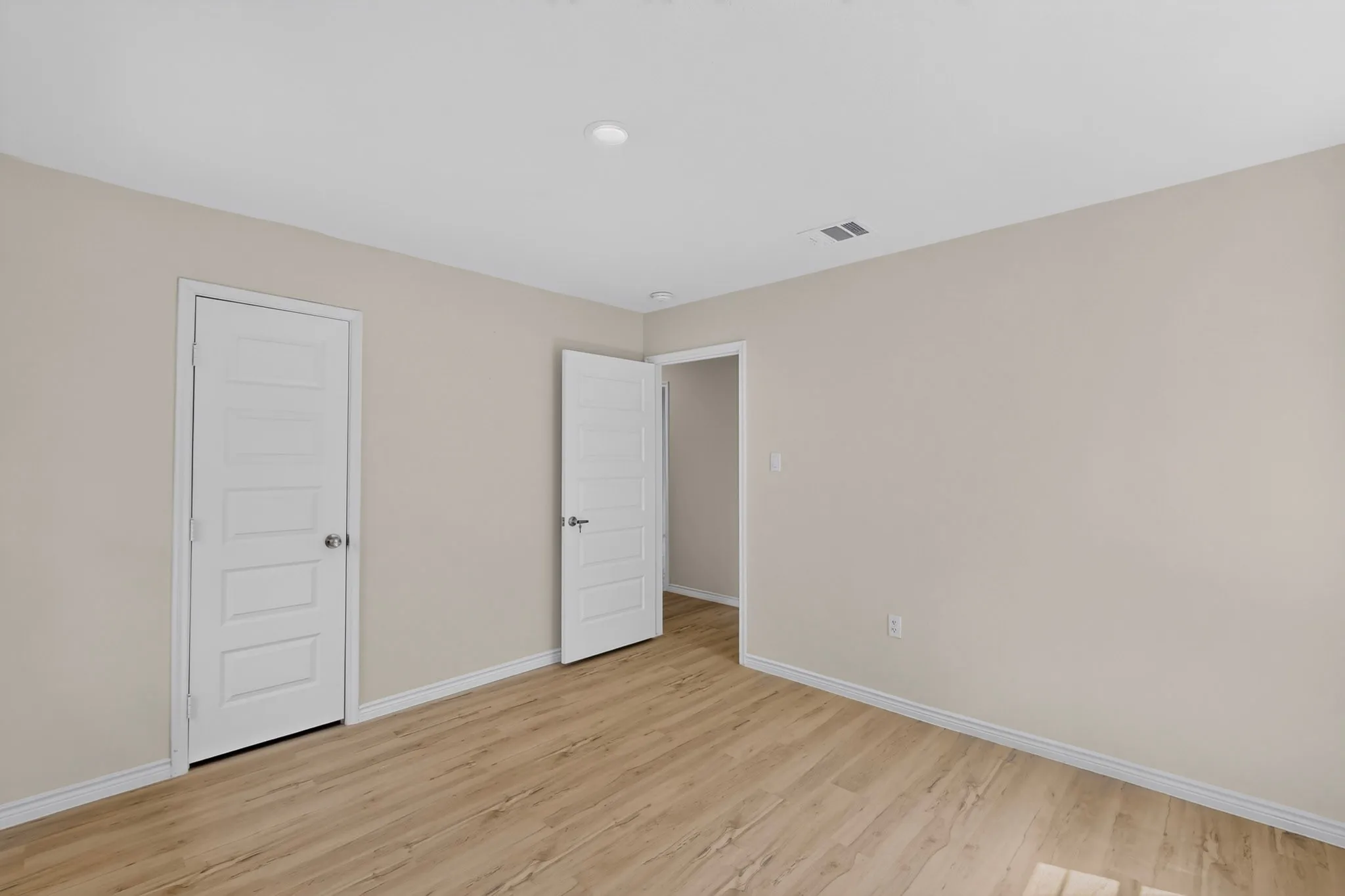 Single Family Residence For Sale in Dallas County , 4911 Sandra Lynn Drive, Mesquite, Texas 75150, 4 Bedroom, 2 Bathroom, Garage spaces, 1,416 Sqft, built in 1960, mls#21351351, Real Estate Agent in Mesquite, Homes For Sale in Dallas county, Homes For Sale in Mesquite, Realtor in Mesquite Texas, Real Estate Brokerage Independent Realty Texas, Luminita Cordes Realtor