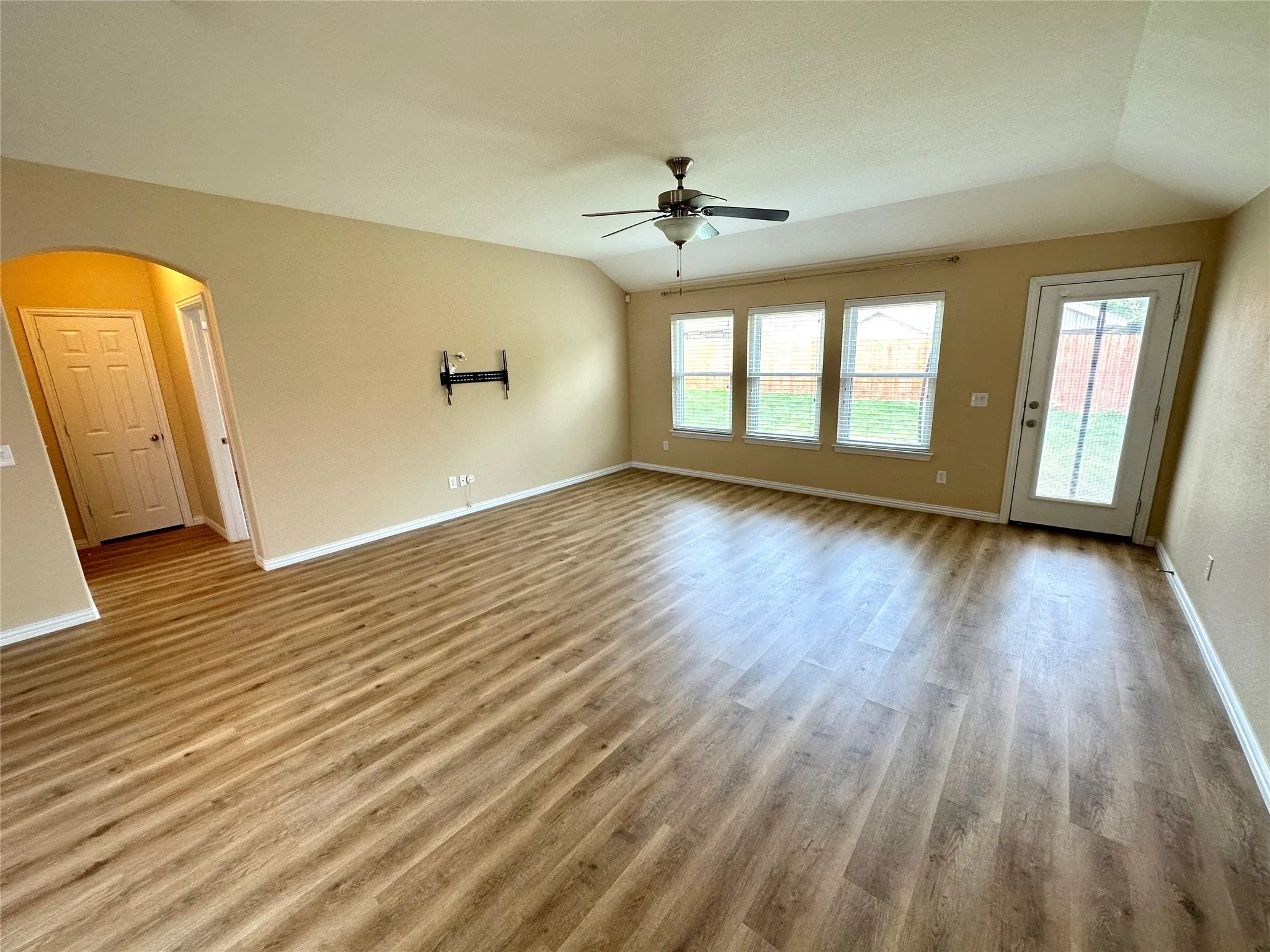 Single Family Residence For Rent in Collin County , 221 Creekwood Drive, Princeton, Texas 75407, 3 Bedroom, 2 Bathroom, 2 Garage spaces, 1,804 Sqft, built in 2009, mls#21352934, Real Estate Agent in Princeton, Homes For Rent in Collin county, Homes For Rent in Princeton, Realtor in Princeton Texas, Real Estate Brokerage Independent Realty Texas, Luminita Cordes Realtor