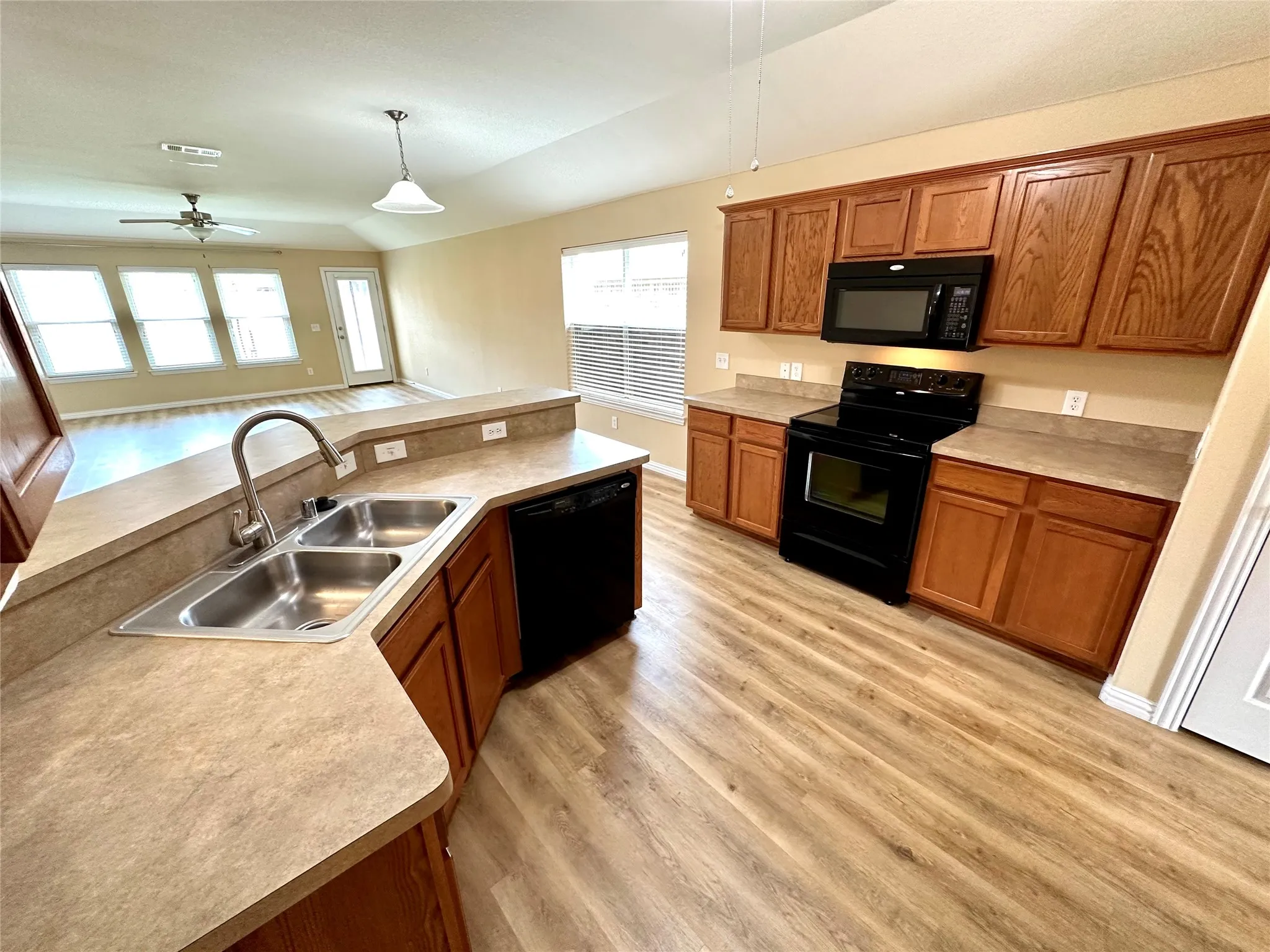 Single Family Residence For Rent in Collin County , 221 Creekwood Drive, Princeton, Texas 75407, 3 Bedroom, 2 Bathroom, 2 Garage spaces, 1,804 Sqft, built in 2009, mls#21352934, Real Estate Agent in Princeton, Homes For Rent in Collin county, Homes For Rent in Princeton, Realtor in Princeton Texas, Real Estate Brokerage Independent Realty Texas, Luminita Cordes Realtor