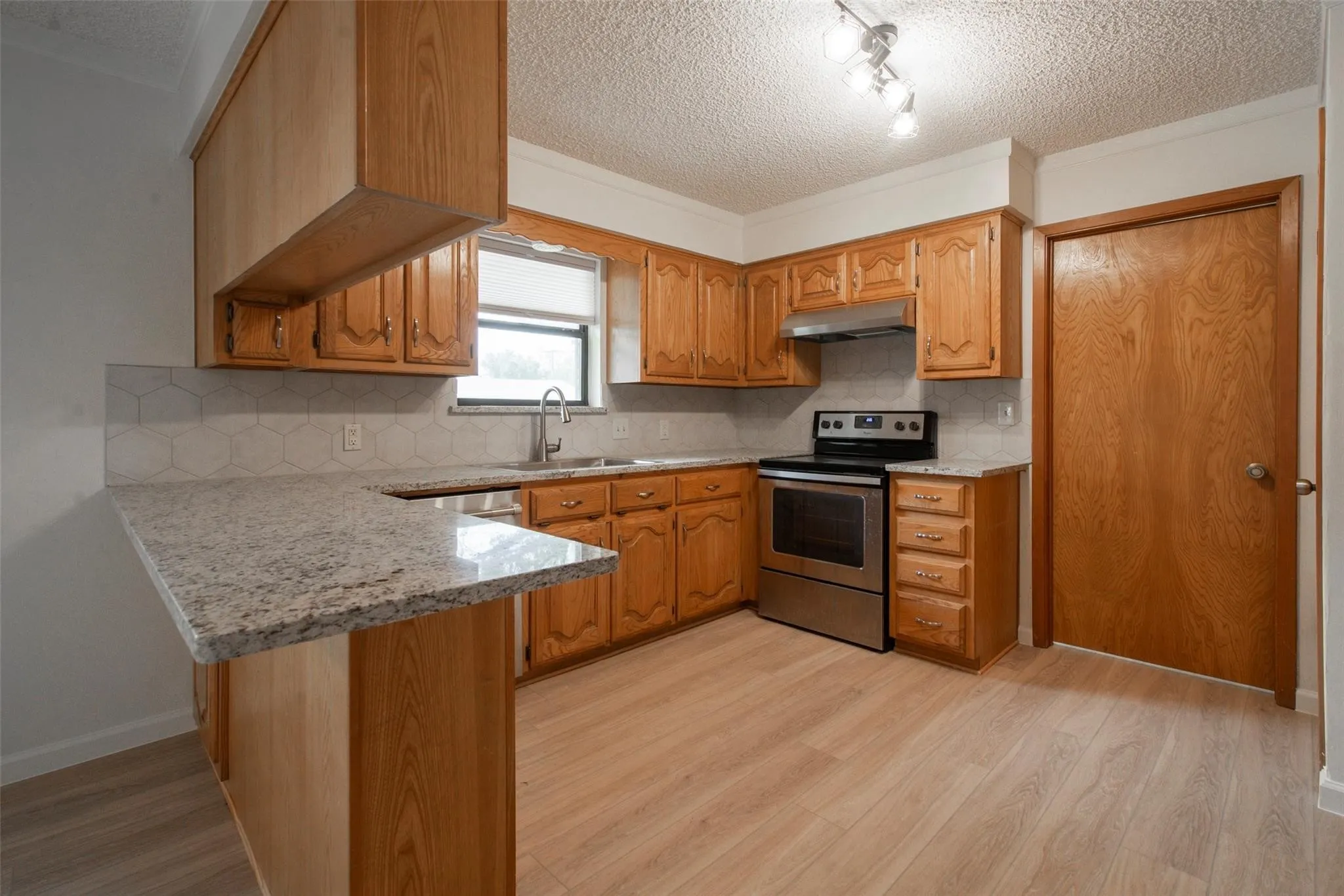 Single Family Residence For Sale in Grayson County , 284 W San Antonio Street, Van Alstyne, Texas 75495, 3 Bedrooms, 2 Bathrooms, 2 Garage spaces, 1,418 Sqft, built in 1984, Price $225,000, mls#21352222, Real Estate Agent in Van Alstyne, Homes For Sale in Grayson county, Homes For Sale in Van Alstyne, Realtor in Van Alstyne Texas, Real Estate Brokerage Independent Realty Texas, Luminita Cordes Realtor
