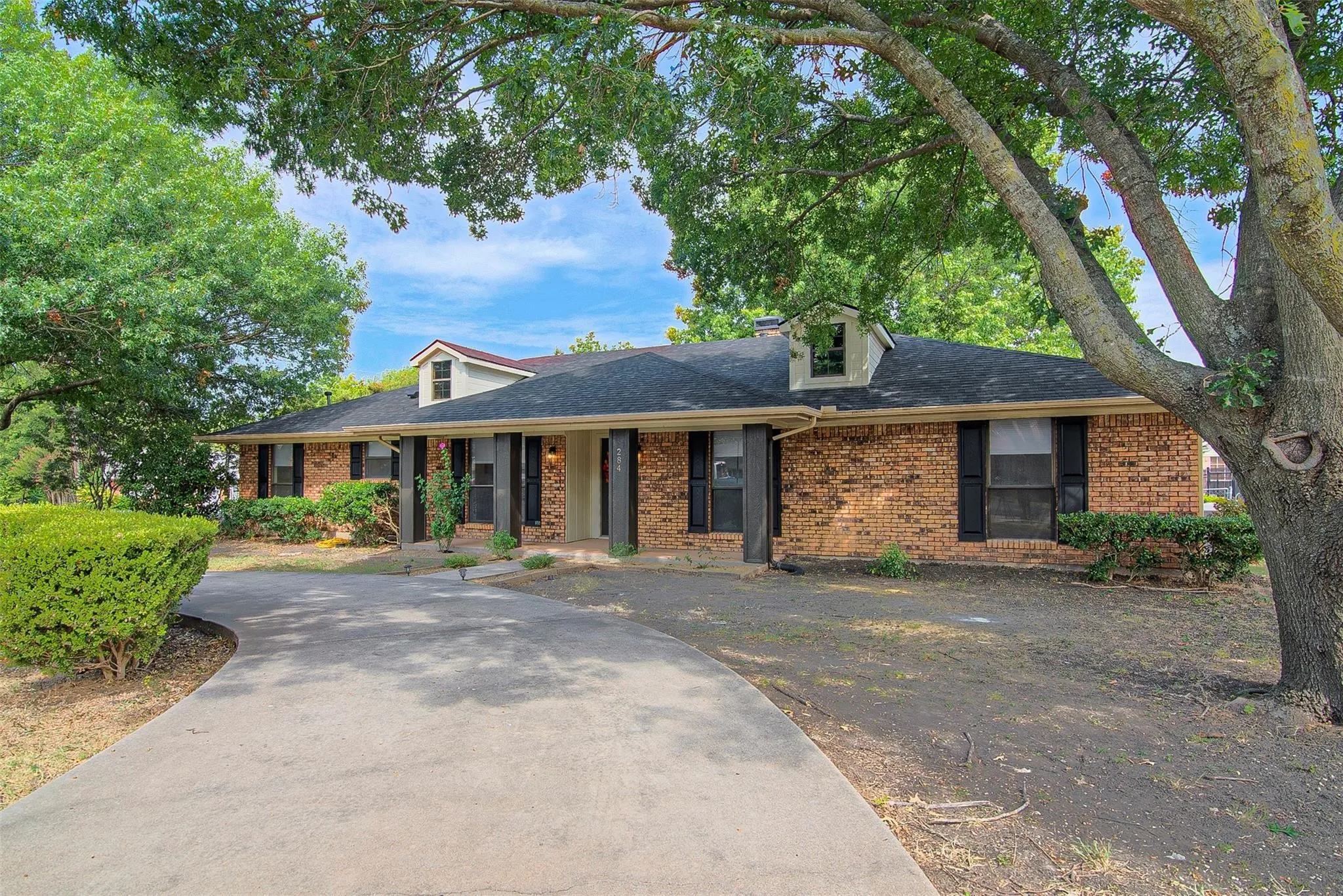 Single Family Residence For Sale in Grayson County , 284 W San Antonio Street, Van Alstyne, Texas 75495, 3 Bedrooms, 2 Bathrooms, 2 Garage spaces, 1,418 Sqft, built in 1984, Price $225,000, mls#21352222, Real Estate Agent in Van Alstyne, Homes For Sale in Grayson county, Homes For Sale in Van Alstyne, Realtor in Van Alstyne Texas, Real Estate Brokerage Independent Realty Texas, Luminita Cordes Realtor