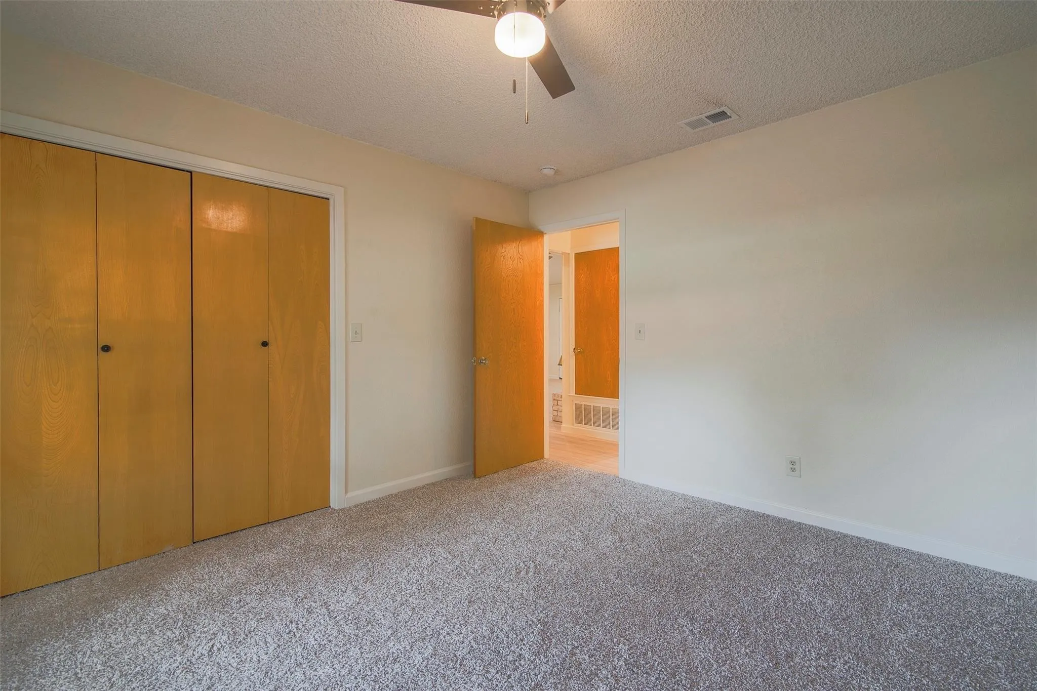 Single Family Residence For Sale in Grayson County , 284 W San Antonio Street, Van Alstyne, Texas 75495, 3 Bedrooms, 2 Bathrooms, 2 Garage spaces, 1,418 Sqft, built in 1984, Price $225,000, mls#21352222, Real Estate Agent in Van Alstyne, Homes For Sale in Grayson county, Homes For Sale in Van Alstyne, Realtor in Van Alstyne Texas, Real Estate Brokerage Independent Realty Texas, Luminita Cordes Realtor