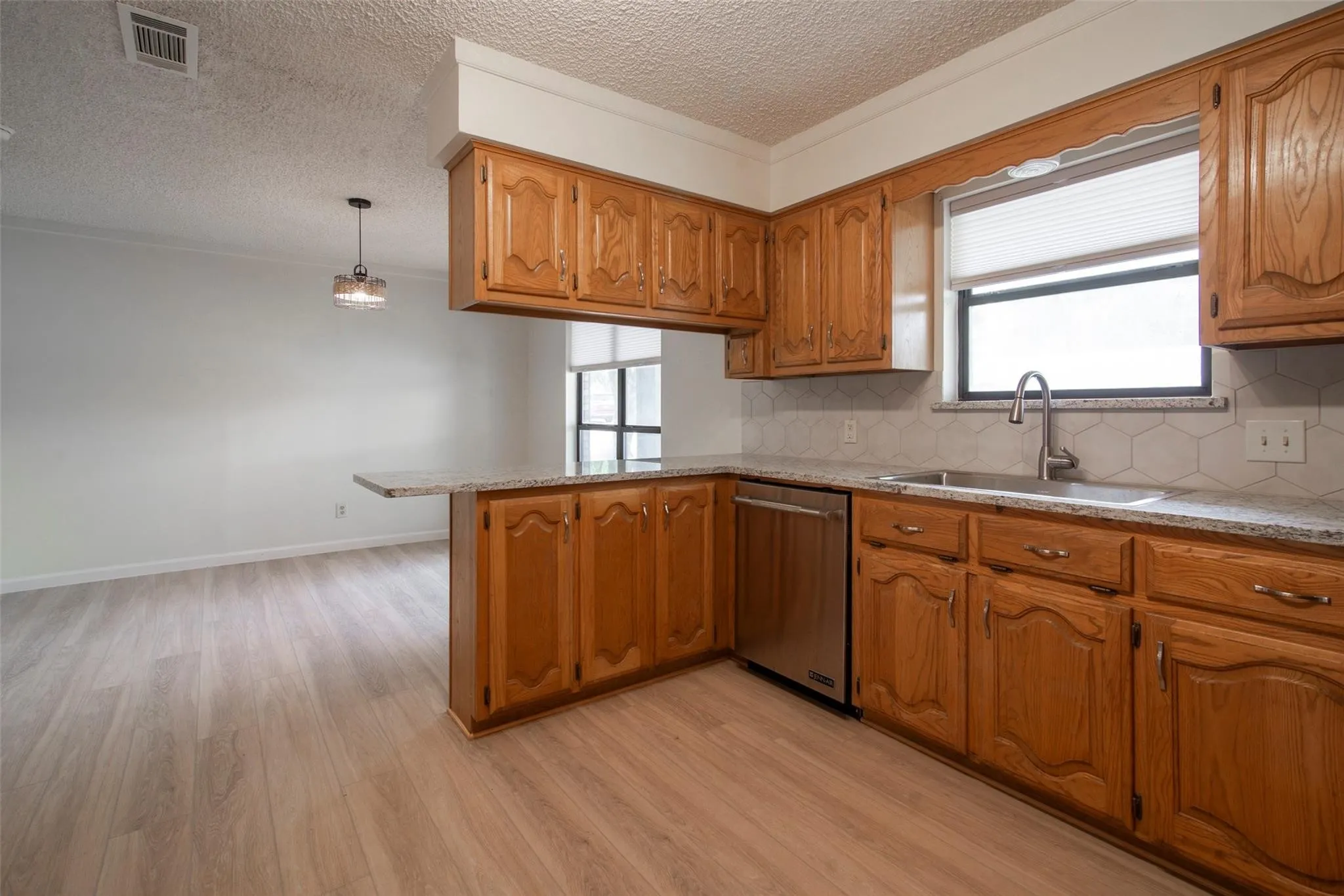 Single Family Residence For Sale in Grayson County , 284 W San Antonio Street, Van Alstyne, Texas 75495, 3 Bedrooms, 2 Bathrooms, 2 Garage spaces, 1,418 Sqft, built in 1984, Price $225,000, mls#21352222, Real Estate Agent in Van Alstyne, Homes For Sale in Grayson county, Homes For Sale in Van Alstyne, Realtor in Van Alstyne Texas, Real Estate Brokerage Independent Realty Texas, Luminita Cordes Realtor
