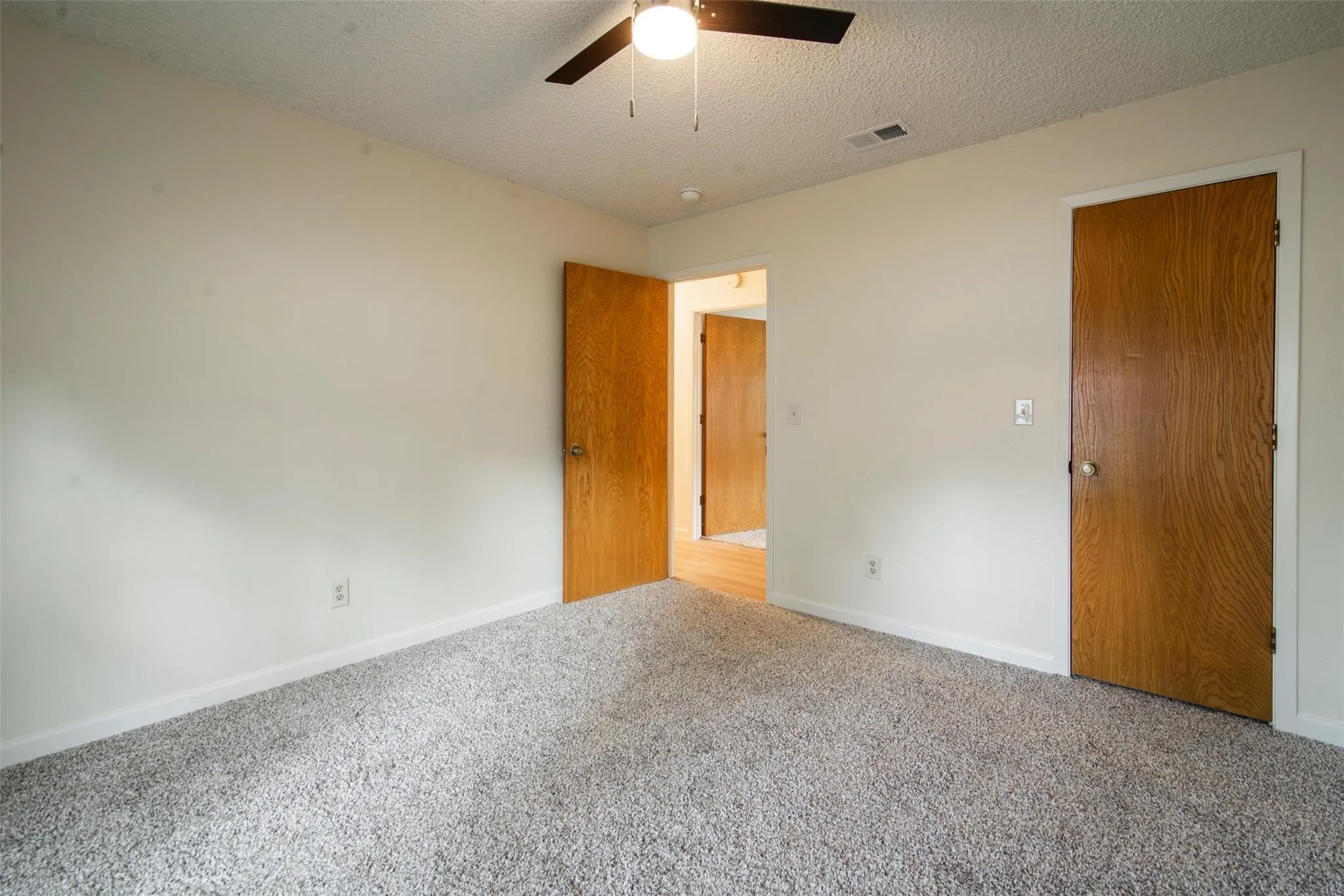 Single Family Residence For Sale in Grayson County , 284 W San Antonio Street, Van Alstyne, Texas 75495, 3 Bedrooms, 2 Bathrooms, 2 Garage spaces, 1,418 Sqft, built in 1984, Price $225,000, mls#21352222, Real Estate Agent in Van Alstyne, Homes For Sale in Grayson county, Homes For Sale in Van Alstyne, Realtor in Van Alstyne Texas, Real Estate Brokerage Independent Realty Texas, Luminita Cordes Realtor