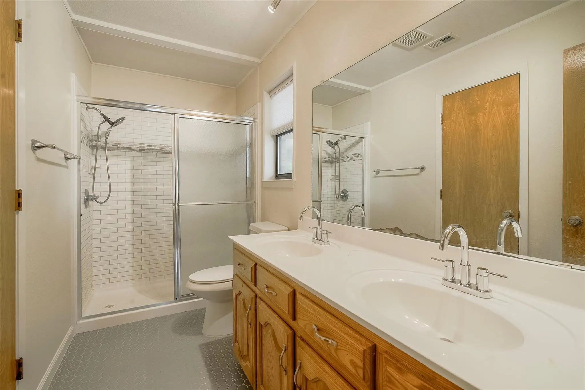 Single Family Residence For Sale in Grayson County , 284 W San Antonio Street, Van Alstyne, Texas 75495, 3 Bedrooms, 2 Bathrooms, 2 Garage spaces, 1,418 Sqft, built in 1984, Price $225,000, mls#21352222, Real Estate Agent in Van Alstyne, Homes For Sale in Grayson county, Homes For Sale in Van Alstyne, Realtor in Van Alstyne Texas, Real Estate Brokerage Independent Realty Texas, Luminita Cordes Realtor