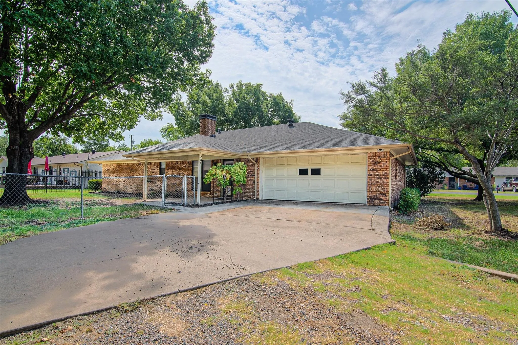 Single Family Residence For Sale in Grayson County , 284 W San Antonio Street, Van Alstyne, Texas 75495, 3 Bedrooms, 2 Bathrooms, 2 Garage spaces, 1,418 Sqft, built in 1984, Price $225,000, mls#21352222, Real Estate Agent in Van Alstyne, Homes For Sale in Grayson county, Homes For Sale in Van Alstyne, Realtor in Van Alstyne Texas, Real Estate Brokerage Independent Realty Texas, Luminita Cordes Realtor