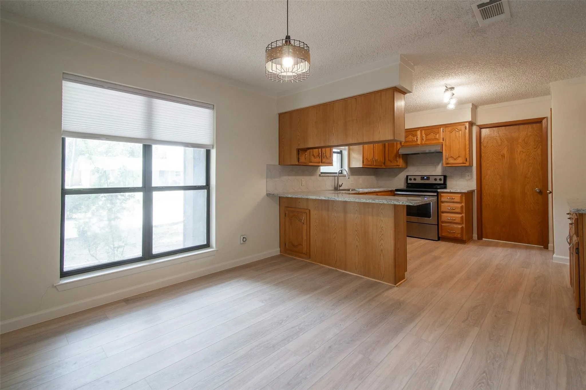Single Family Residence For Sale in Grayson County , 284 W San Antonio Street, Van Alstyne, Texas 75495, 3 Bedrooms, 2 Bathrooms, 2 Garage spaces, 1,418 Sqft, built in 1984, Price $225,000, mls#21352222, Real Estate Agent in Van Alstyne, Homes For Sale in Grayson county, Homes For Sale in Van Alstyne, Realtor in Van Alstyne Texas, Real Estate Brokerage Independent Realty Texas, Luminita Cordes Realtor