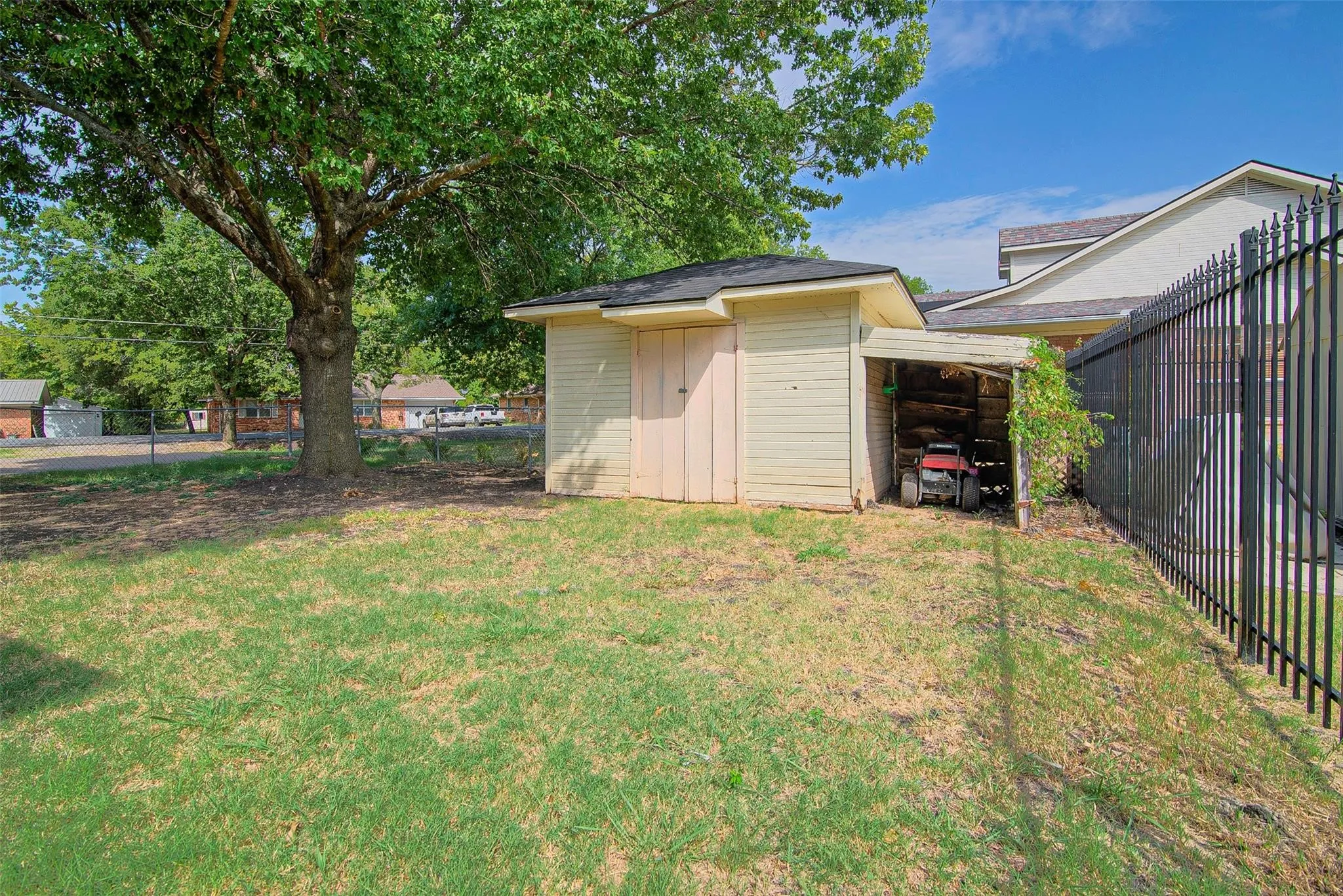 Single Family Residence For Sale in Grayson County , 284 W San Antonio Street, Van Alstyne, Texas 75495, 3 Bedrooms, 2 Bathrooms, 2 Garage spaces, 1,418 Sqft, built in 1984, Price $225,000, mls#21352222, Real Estate Agent in Van Alstyne, Homes For Sale in Grayson county, Homes For Sale in Van Alstyne, Realtor in Van Alstyne Texas, Real Estate Brokerage Independent Realty Texas, Luminita Cordes Realtor