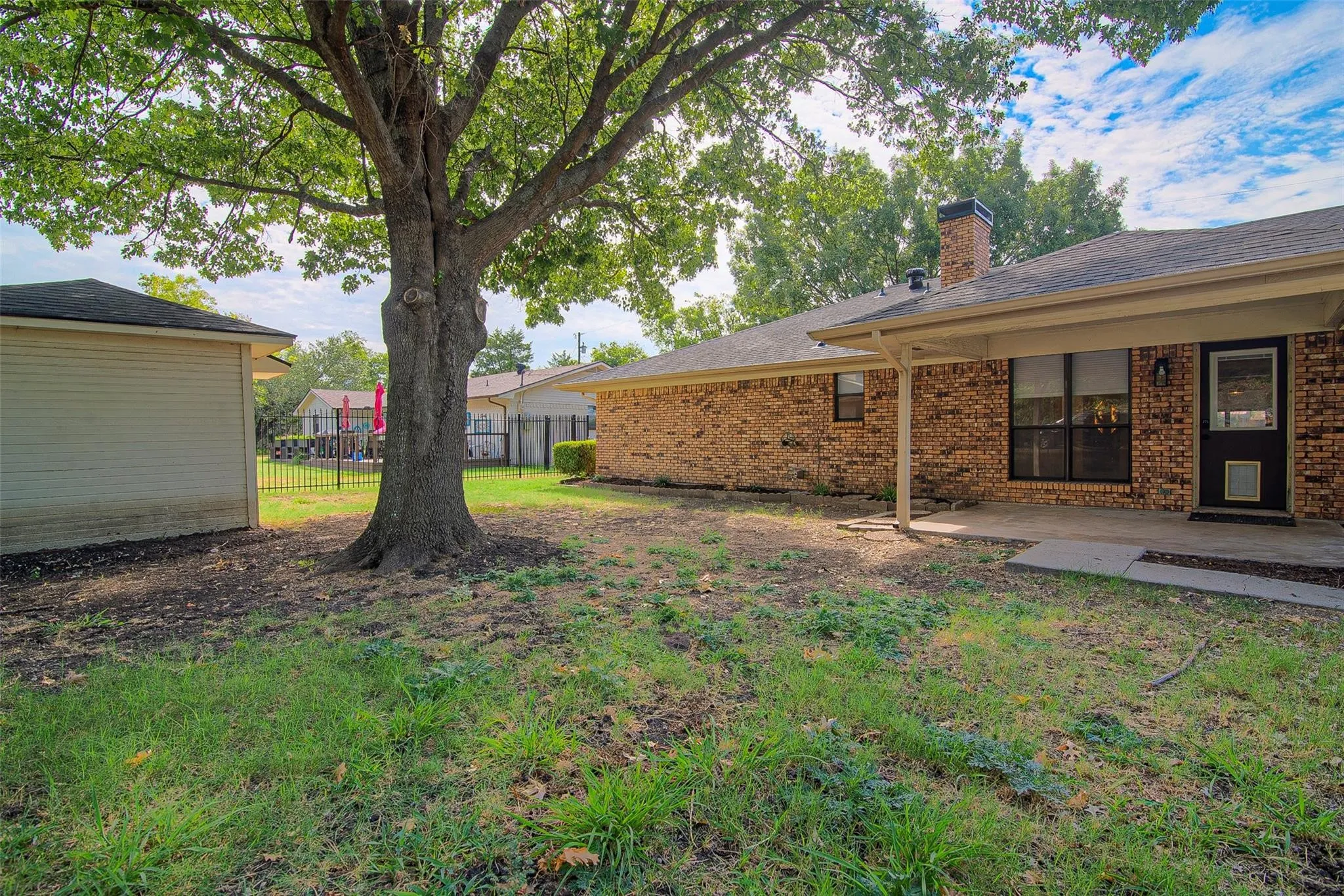 Single Family Residence For Sale in Grayson County , 284 W San Antonio Street, Van Alstyne, Texas 75495, 3 Bedrooms, 2 Bathrooms, 2 Garage spaces, 1,418 Sqft, built in 1984, Price $225,000, mls#21352222, Real Estate Agent in Van Alstyne, Homes For Sale in Grayson county, Homes For Sale in Van Alstyne, Realtor in Van Alstyne Texas, Real Estate Brokerage Independent Realty Texas, Luminita Cordes Realtor