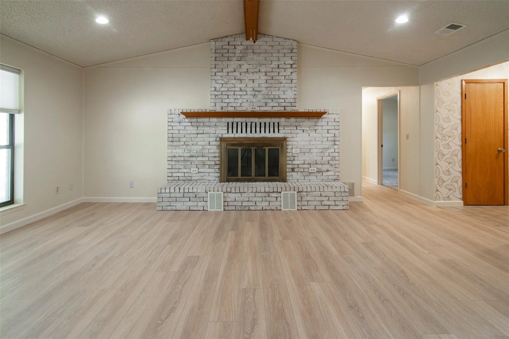 Single Family Residence For Sale in Grayson County , 284 W San Antonio Street, Van Alstyne, Texas 75495, 3 Bedrooms, 2 Bathrooms, 2 Garage spaces, 1,418 Sqft, built in 1984, Price $225,000, mls#21352222, Real Estate Agent in Van Alstyne, Homes For Sale in Grayson county, Homes For Sale in Van Alstyne, Realtor in Van Alstyne Texas, Real Estate Brokerage Independent Realty Texas, Luminita Cordes Realtor