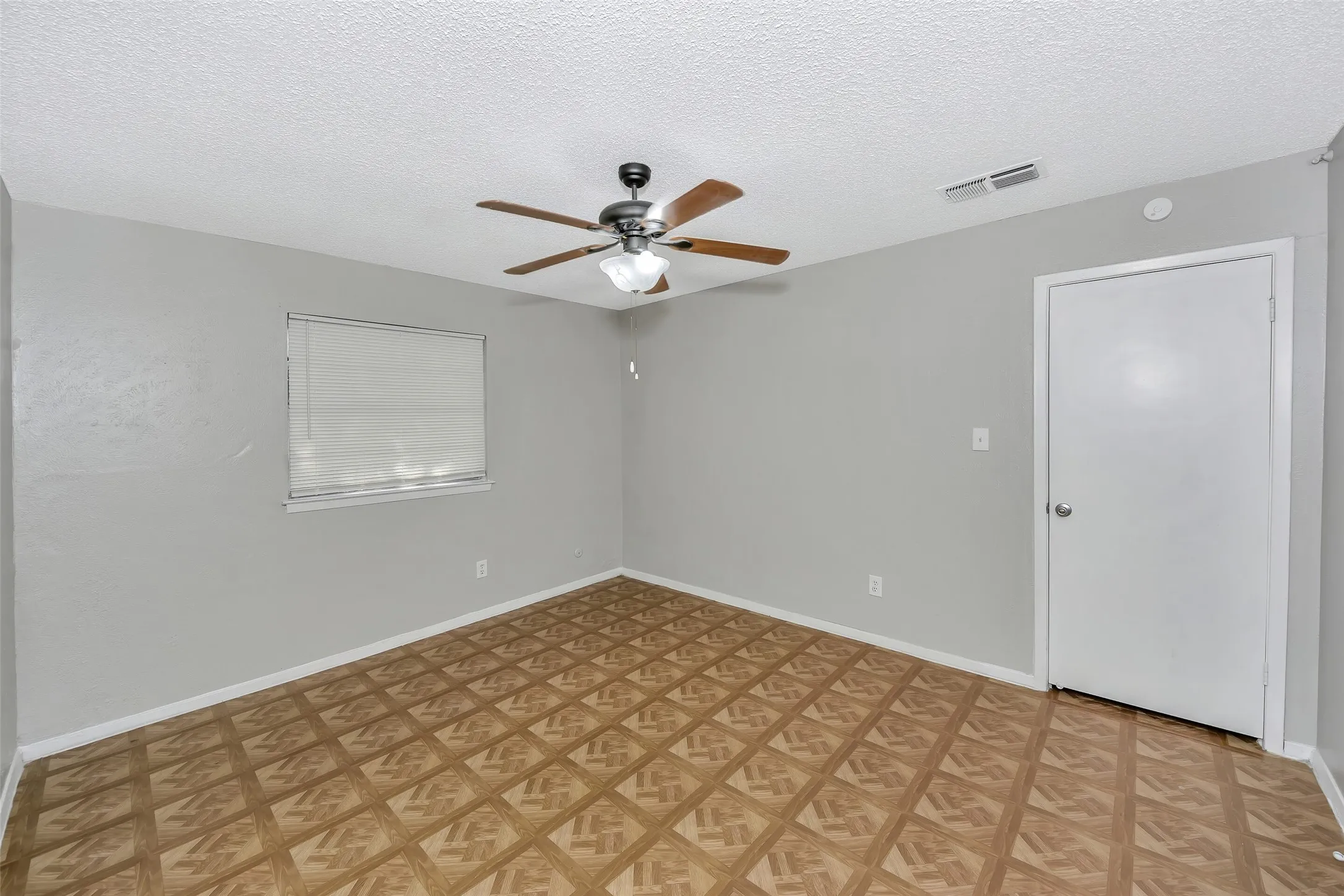 Single Family Residence For Rent in Tarrant County , 6800 Yorkston Street, Watauga, Texas 76148, 4 Bedroom, 2 Bathroom, 2 Garage spaces, 1,354 Sqft, built in 1973, mls#21352978, Real Estate Agent in Watauga, Homes For Rent in Tarrant county, Homes For Rent in Watauga, Realtor in Watauga Texas, Real Estate Brokerage Independent Realty Texas, Luminita Cordes Realtor