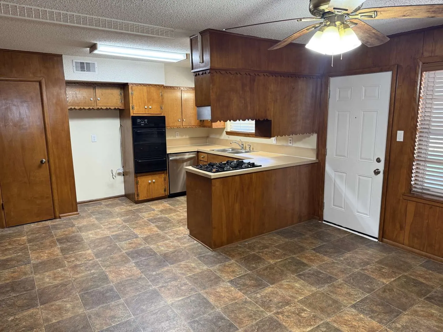 Single Family Residence For Sale in Collin County , 1706 E 15th Street, Plano, Texas 75074, 3 Bedroom, 2 Bathroom, Garage spaces, 1,900 Sqft, built in 1960, mls#21352989, Real Estate Agent in Plano, Homes For Sale in Collin county, Homes For Sale in Plano, Realtor in Plano Texas, Real Estate Brokerage Independent Realty Texas, Luminita Cordes Realtor
