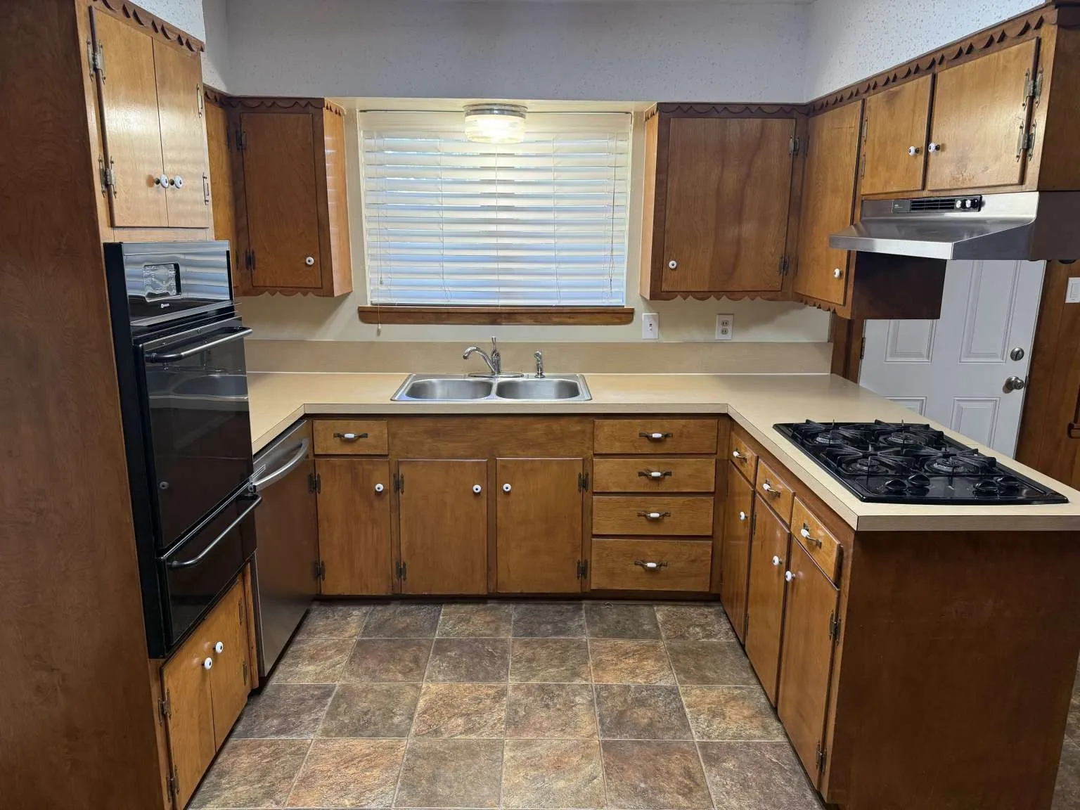 Single Family Residence For Sale in Collin County , 1706 E 15th Street, Plano, Texas 75074, 3 Bedroom, 2 Bathroom, Garage spaces, 1,900 Sqft, built in 1960, mls#21352989, Real Estate Agent in Plano, Homes For Sale in Collin county, Homes For Sale in Plano, Realtor in Plano Texas, Real Estate Brokerage Independent Realty Texas, Luminita Cordes Realtor