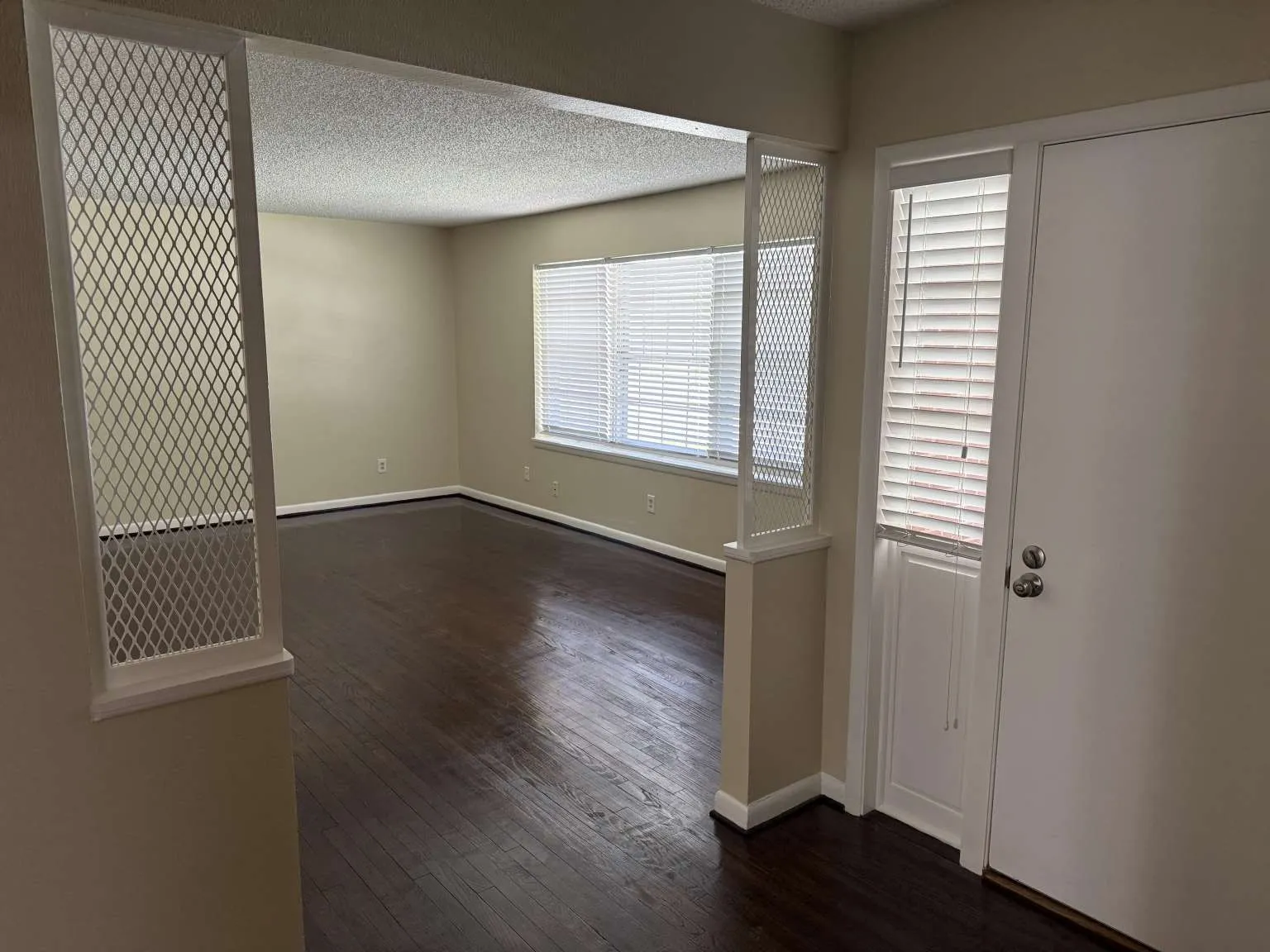Single Family Residence For Sale in Collin County , 1706 E 15th Street, Plano, Texas 75074, 3 Bedroom, 2 Bathroom, Garage spaces, 1,900 Sqft, built in 1960, mls#21352989, Real Estate Agent in Plano, Homes For Sale in Collin county, Homes For Sale in Plano, Realtor in Plano Texas, Real Estate Brokerage Independent Realty Texas, Luminita Cordes Realtor