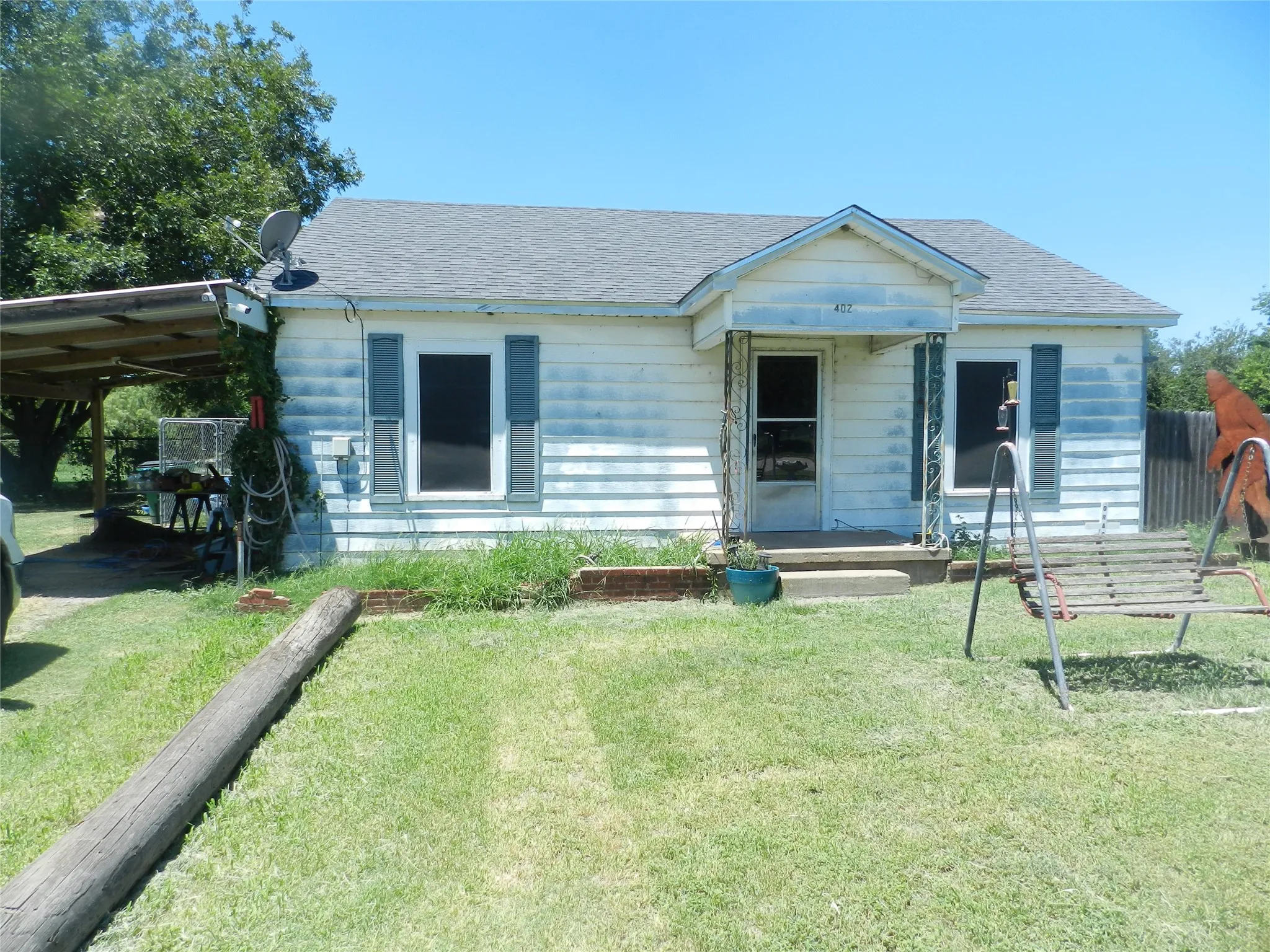 Single Family Residence For Sale in Young County , 402 S Avenue D, Olney, Texas 76374, 2 Bedroom, 1 Bathroom, Garage spaces, 896 Sqft, built in 1930, mls#21351083, Real Estate Agent in Olney, Homes For Sale in Young county, Homes For Sale in Olney, Realtor in Olney Texas, Real Estate Brokerage Independent Realty Texas, Luminita Cordes Realtor