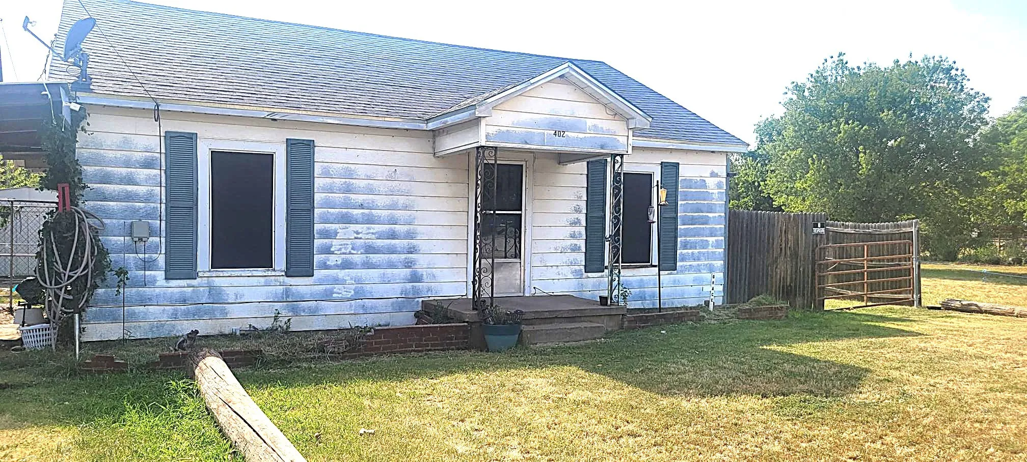 Single Family Residence For Sale in Young County , 402 S Avenue D, Olney, Texas 76374, 2 Bedroom, 1 Bathroom, Garage spaces, 896 Sqft, built in 1930, mls#21351083, Real Estate Agent in Olney, Homes For Sale in Young county, Homes For Sale in Olney, Realtor in Olney Texas, Real Estate Brokerage Independent Realty Texas, Luminita Cordes Realtor