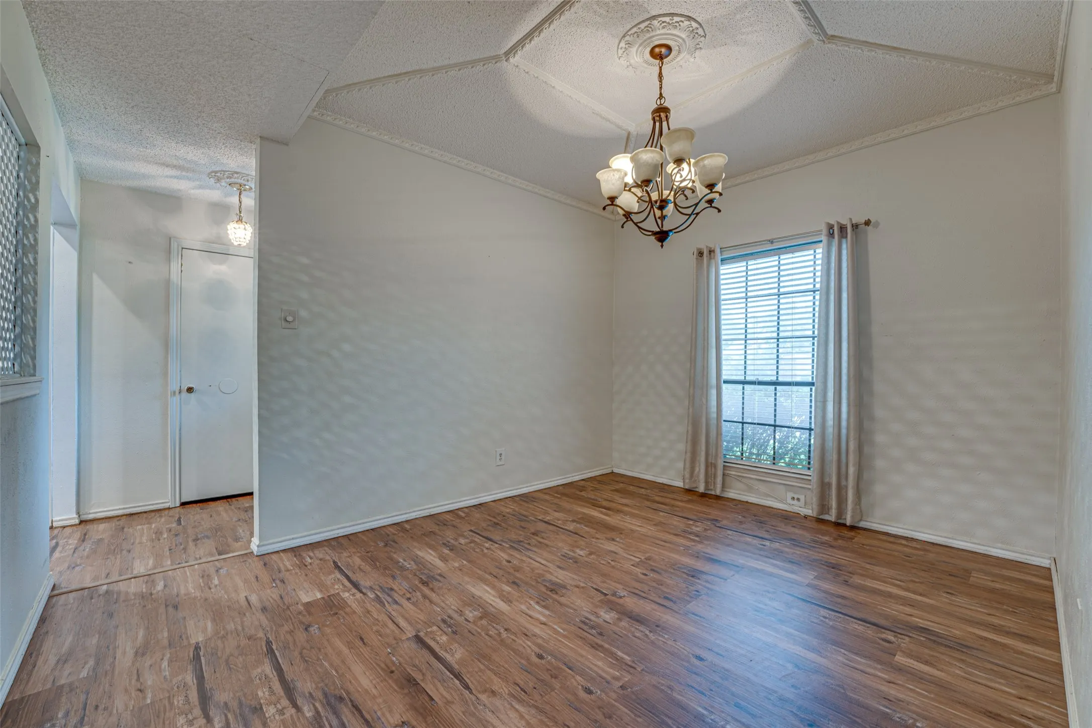 Single Family Residence For Rent in Dallas County , 917 Meadowgate Drive, Garland, Texas 75040, 3 Bedroom, 3 Bathroom, 2 Garage spaces, 1,982 Sqft, built in 1978, mls#21347401, Real Estate Agent in Garland, Homes For Rent in Dallas county, Homes For Rent in Garland, Realtor in Garland Texas, Real Estate Brokerage Independent Realty Texas, Luminita Cordes Realtor