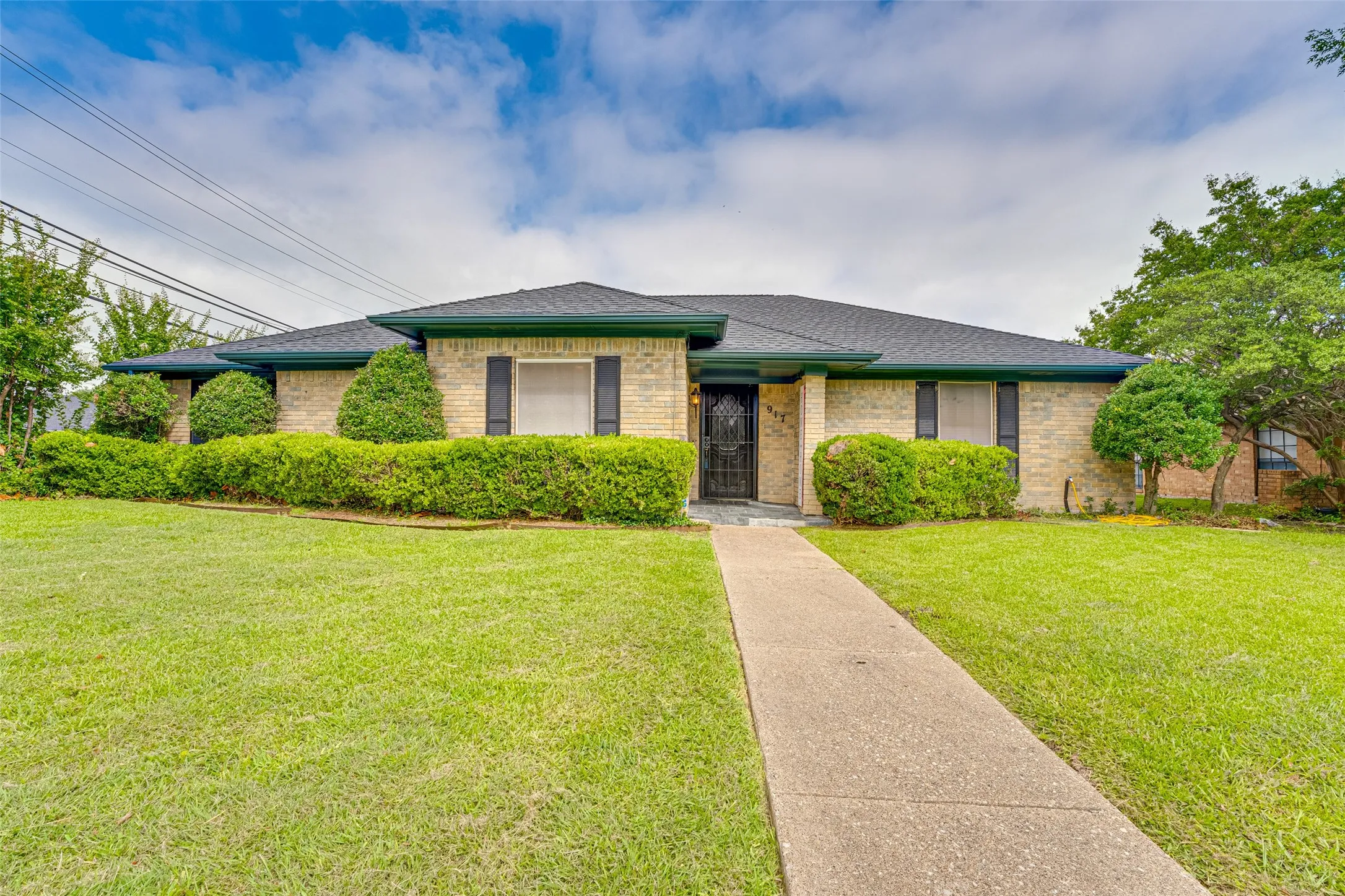 Single Family Residence For Rent in Dallas County , 917 Meadowgate Drive, Garland, Texas 75040, 3 Bedroom, 3 Bathroom, 2 Garage spaces, 1,982 Sqft, built in 1978, mls#21347401, Real Estate Agent in Garland, Homes For Rent in Dallas county, Homes For Rent in Garland, Realtor in Garland Texas, Real Estate Brokerage Independent Realty Texas, Luminita Cordes Realtor