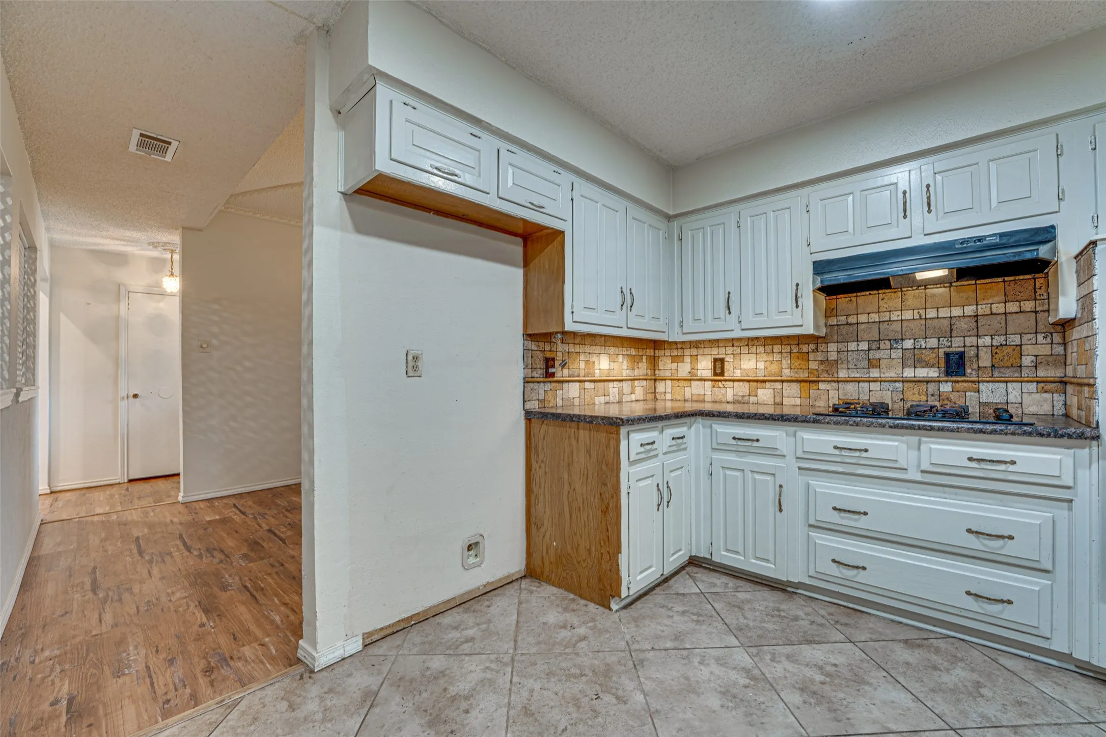 Single Family Residence For Rent in Dallas County , 917 Meadowgate Drive, Garland, Texas 75040, 3 Bedroom, 3 Bathroom, 2 Garage spaces, 1,982 Sqft, built in 1978, mls#21347401, Real Estate Agent in Garland, Homes For Rent in Dallas county, Homes For Rent in Garland, Realtor in Garland Texas, Real Estate Brokerage Independent Realty Texas, Luminita Cordes Realtor