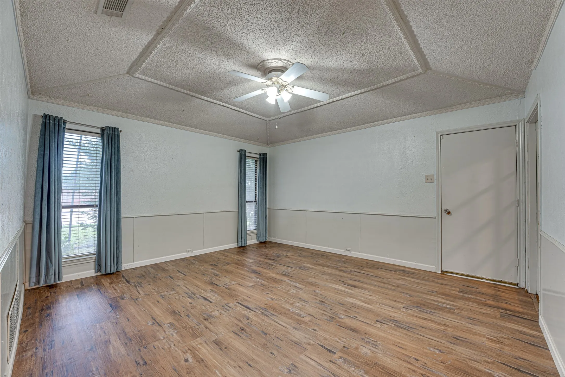 Single Family Residence For Rent in Dallas County , 917 Meadowgate Drive, Garland, Texas 75040, 3 Bedroom, 3 Bathroom, 2 Garage spaces, 1,982 Sqft, built in 1978, mls#21347401, Real Estate Agent in Garland, Homes For Rent in Dallas county, Homes For Rent in Garland, Realtor in Garland Texas, Real Estate Brokerage Independent Realty Texas, Luminita Cordes Realtor