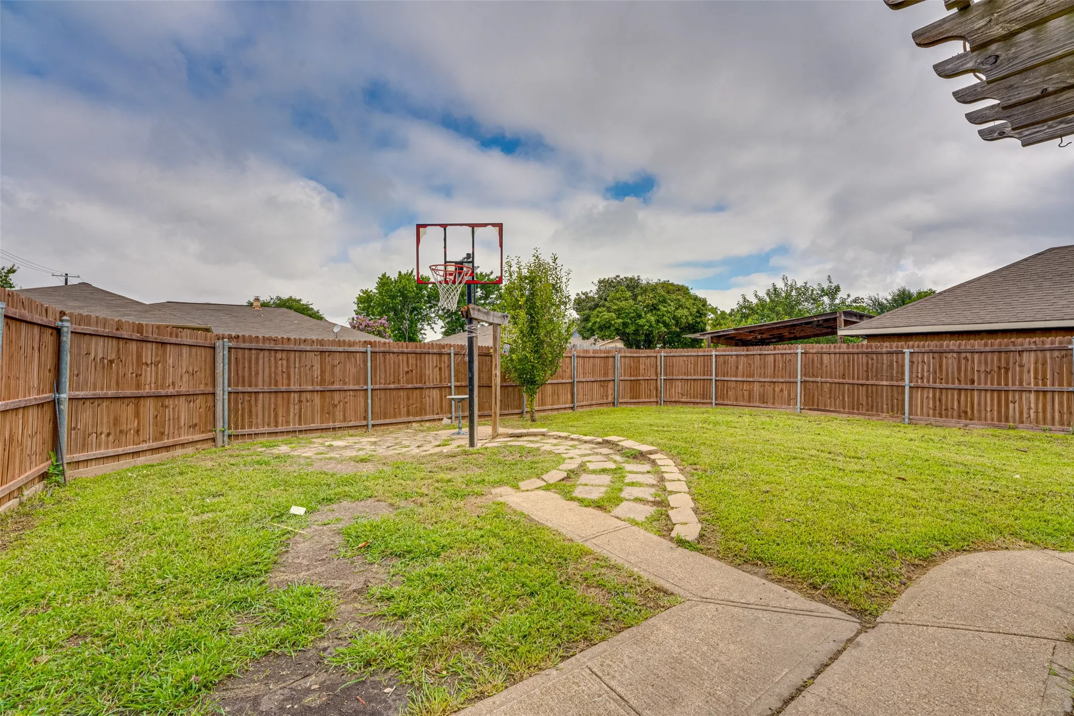Single Family Residence For Rent in Dallas County , 917 Meadowgate Drive, Garland, Texas 75040, 3 Bedroom, 3 Bathroom, 2 Garage spaces, 1,982 Sqft, built in 1978, mls#21347401, Real Estate Agent in Garland, Homes For Rent in Dallas county, Homes For Rent in Garland, Realtor in Garland Texas, Real Estate Brokerage Independent Realty Texas, Luminita Cordes Realtor