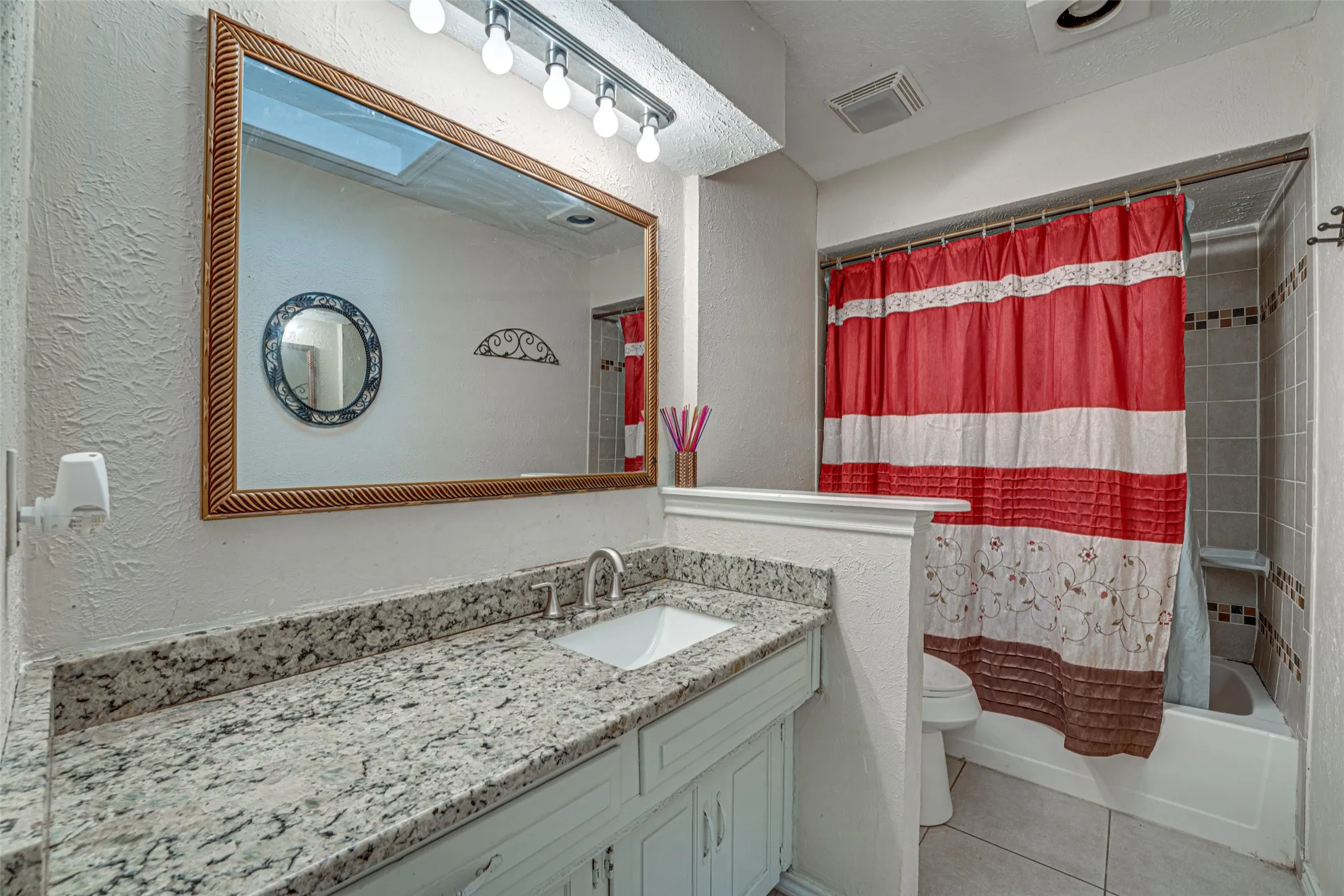 Single Family Residence For Rent in Dallas County , 917 Meadowgate Drive, Garland, Texas 75040, 3 Bedroom, 3 Bathroom, 2 Garage spaces, 1,982 Sqft, built in 1978, mls#21347401, Real Estate Agent in Garland, Homes For Rent in Dallas county, Homes For Rent in Garland, Realtor in Garland Texas, Real Estate Brokerage Independent Realty Texas, Luminita Cordes Realtor