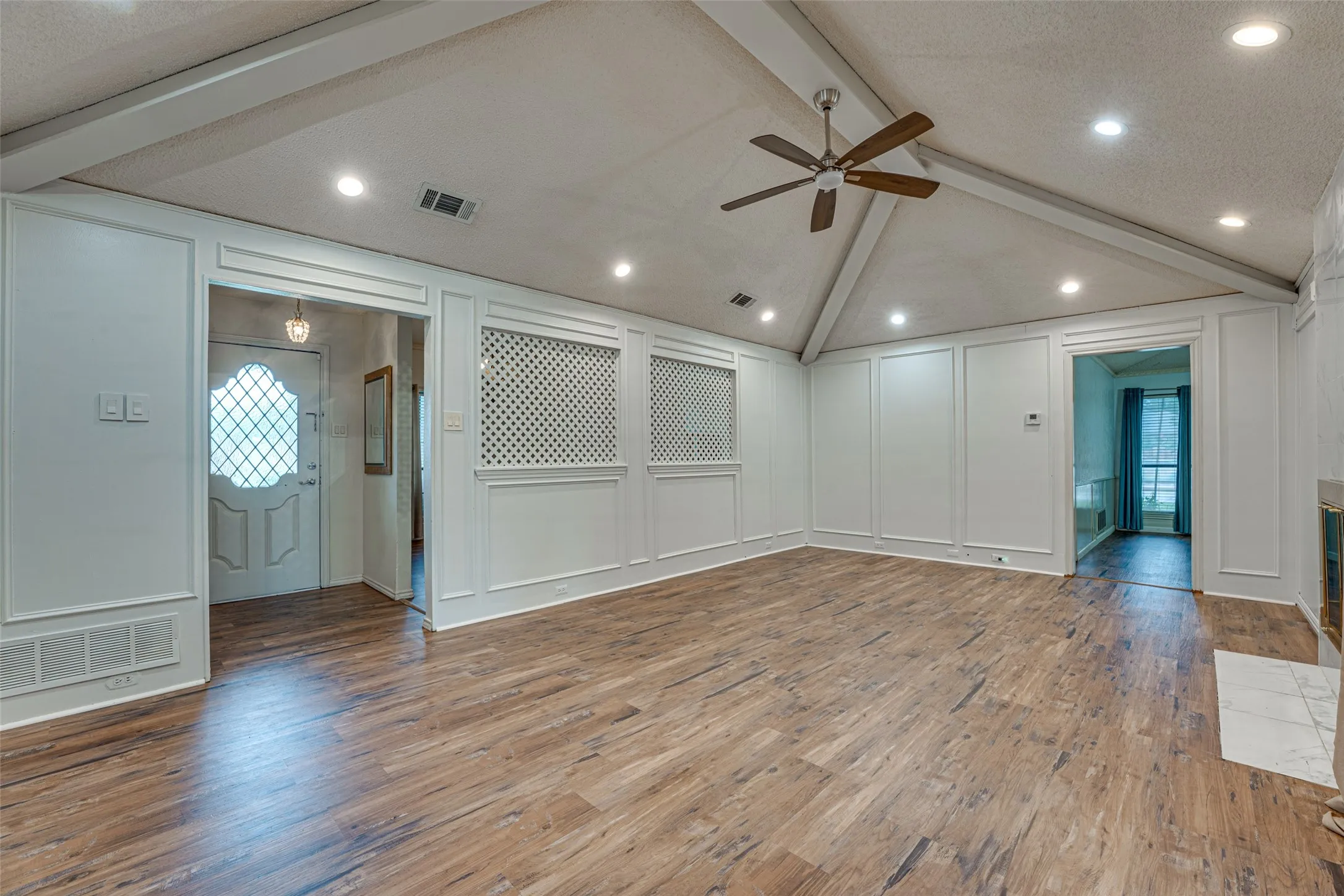 Single Family Residence For Rent in Dallas County , 917 Meadowgate Drive, Garland, Texas 75040, 3 Bedroom, 3 Bathroom, 2 Garage spaces, 1,982 Sqft, built in 1978, mls#21347401, Real Estate Agent in Garland, Homes For Rent in Dallas county, Homes For Rent in Garland, Realtor in Garland Texas, Real Estate Brokerage Independent Realty Texas, Luminita Cordes Realtor